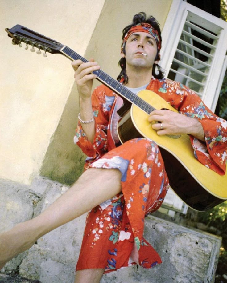 SgtPepper1710's tweet photo. #PaulMcCartney rehearsing in the 70s https://t.co/j66rBS3dlm