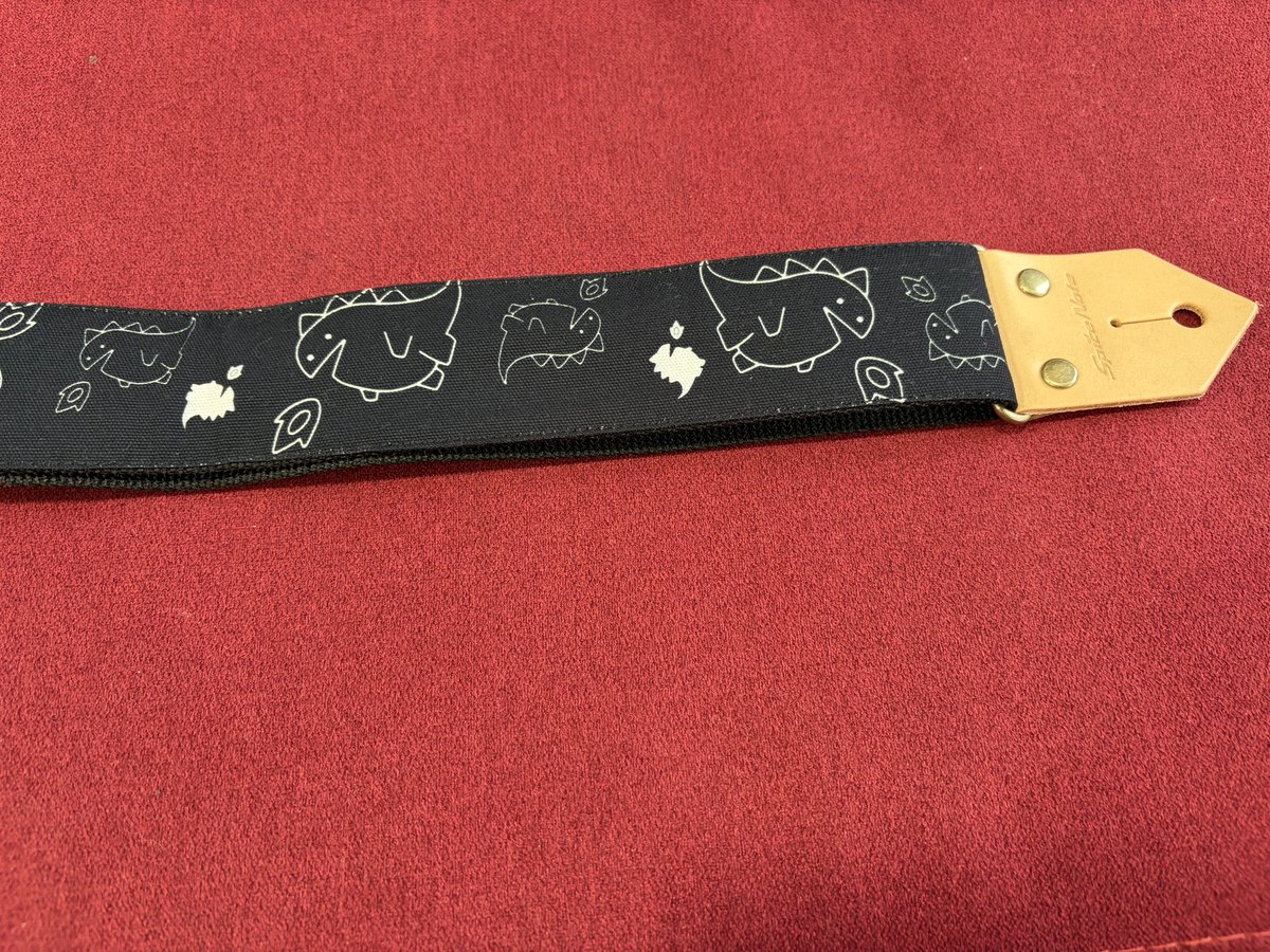 ivi2940music's tweet photo. アイヴィー楽器、平日は20時まで👩‍💼

株式会社リヴァーズウェイ キャラクターのかいじゅうさんモチーフストラップが完成しました🤩端の部分は黒とベージュの2色展開🎵下地は黒色なのでどんなギター、ベースにも合わせやすいです👏
かいじゅうの中に他の動物が混ざっているかも⁈探してみてくださいね😆 https://t.co/PU554MM80k