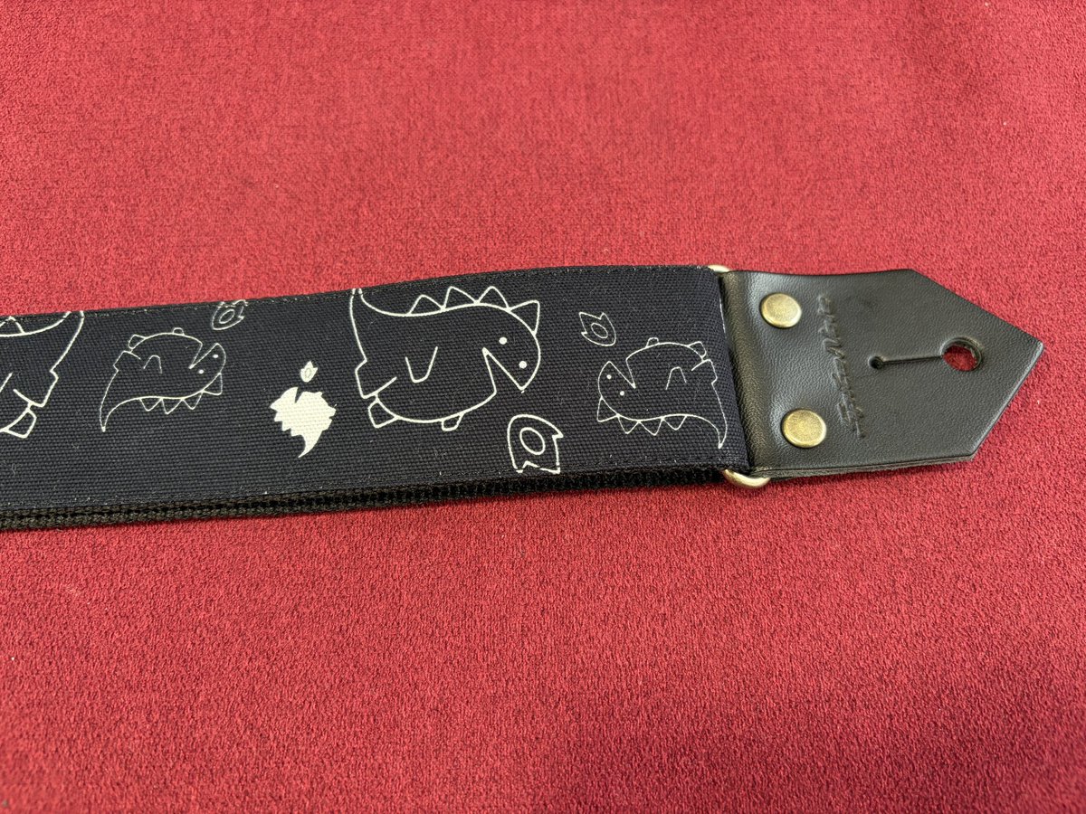 ivi2940music's tweet photo. アイヴィー楽器、平日は20時まで👩‍💼

株式会社リヴァーズウェイ キャラクターのかいじゅうさんモチーフストラップが完成しました🤩端の部分は黒とベージュの2色展開🎵下地は黒色なのでどんなギター、ベースにも合わせやすいです👏
かいじゅうの中に他の動物が混ざっているかも⁈探してみてくださいね😆 https://t.co/PU554MM80k