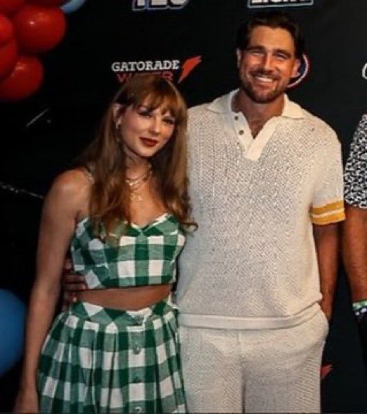 JackTomo7139's tweet photo. Last Year at TEU they were there as boyfriend and girlfriend and now they’re engaged and about to get married https://t.co/YrZPYRehTc
