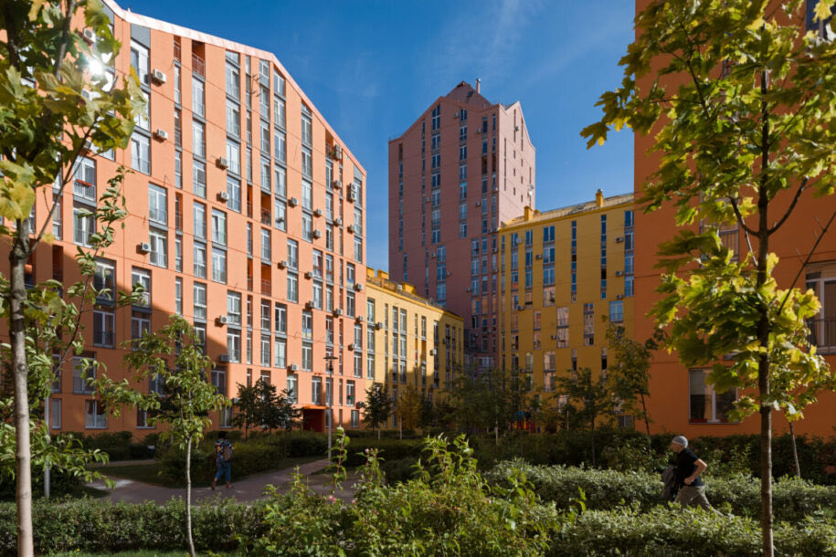 UrbanCourtyard's tweet photo. Fine-grained courtyard blocks are having a revival across Europe. Here is a playful new courtyard block development in Ukraine, where developers had goal of 

“Creating a residential block that would sell itself even in the time of crisis, with the optimal cost price and attractive environment for future residents.
Optimizing both construction cost price and technology”