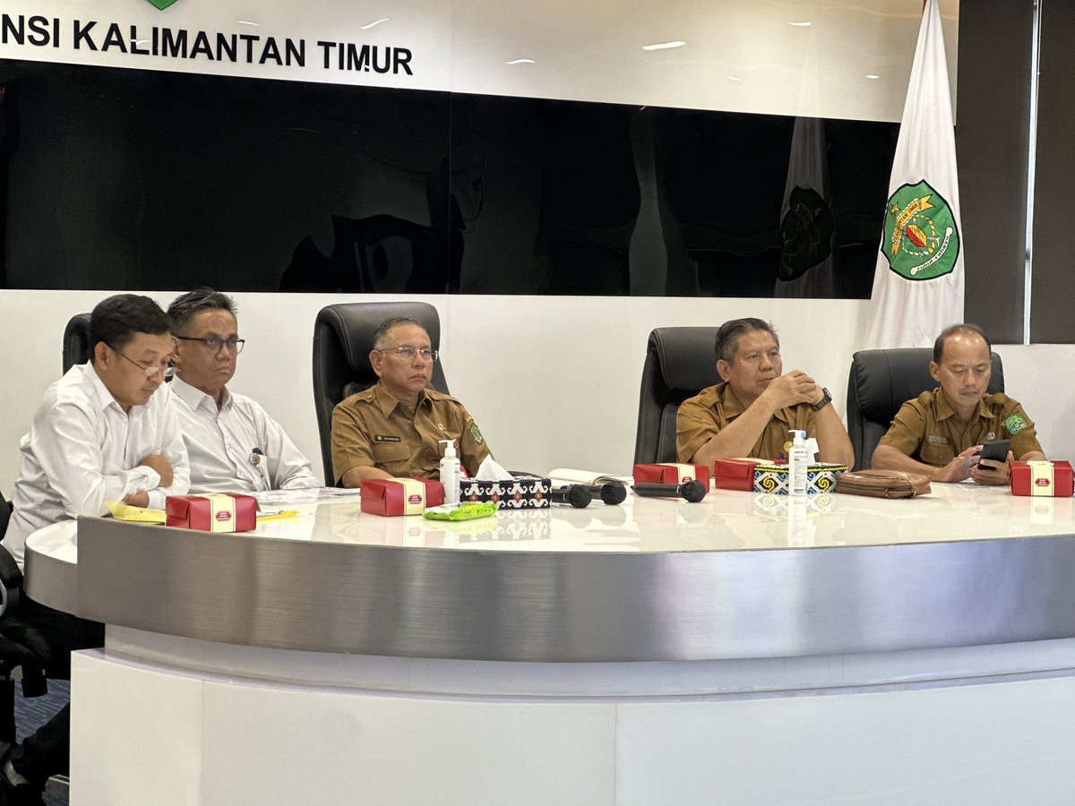 BiroAdbang's tweet photo. SAMARINDA - Dalam rangka Peresmian Program Inpres Jalan Daerah (IJD TA 2025) secara nasional oleh Presiden Republik Indonesia yang dipusatkan di Kabupaten Sampang, Provinsi Jawa Timur, maka Kepala Biro Administrasi Pembangunan Setda Prov. Kaltim H. Irhamsyah turut hadir pada https://t.co/JAaTvgFDaS