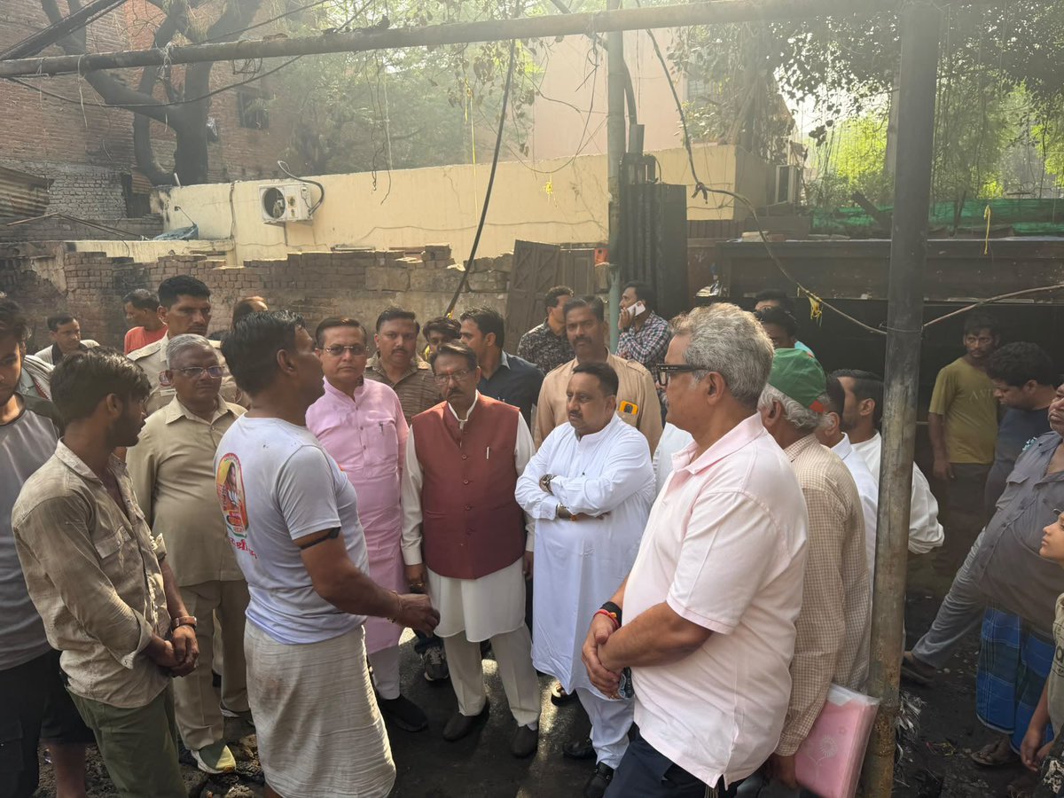 PKhandelwal_MP's tweet photo. कल देर रात दिल्ली गेट वार्ड में बाल्मीकि बस्ती में आग लगने से अनेक परिवार अपना घर बसेरा खो बैठे हैं।

आज प्रातः दिल्ली भाजपा अध्यक्ष श्री @hdmalhotra के साथ आज मैंने आग प्रभावित स्थान का दौरा किया । इस मौके पर सांसद श्री @yogenderchando1, चांदनी चौक जिलाध्यक्ष श्री @arvindgargbjp , दिल्ली पीडित परिवारों से मिलने पहुंचे और उन्हे राहत में सहयोग का आश्वासन दिया।

@BJP4Delhi @gupta_rekha