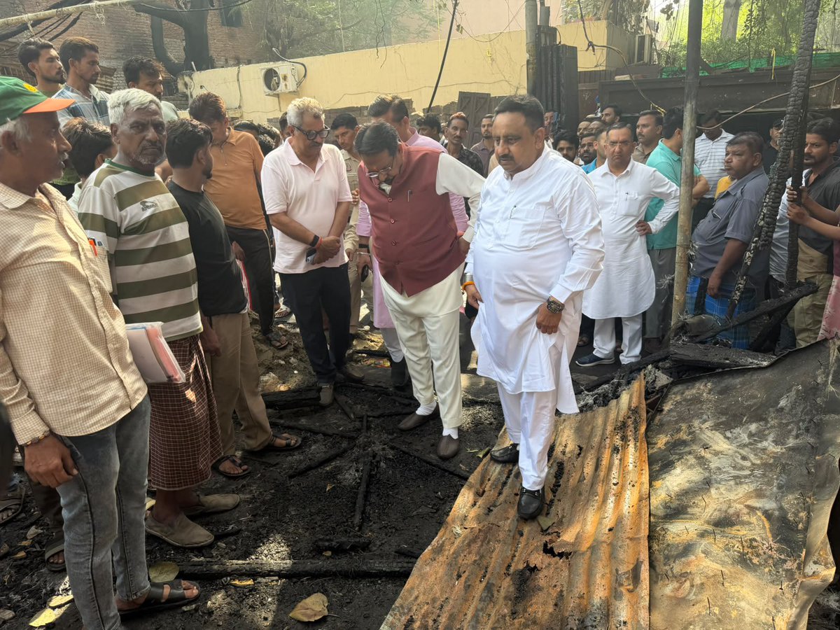 PKhandelwal_MP's tweet photo. कल देर रात दिल्ली गेट वार्ड में बाल्मीकि बस्ती में आग लगने से अनेक परिवार अपना घर बसेरा खो बैठे हैं।

आज प्रातः दिल्ली भाजपा अध्यक्ष श्री @hdmalhotra के साथ आज मैंने आग प्रभावित स्थान का दौरा किया । इस मौके पर सांसद श्री @yogenderchando1, चांदनी चौक जिलाध्यक्ष श्री @arvindgargbjp , दिल्ली पीडित परिवारों से मिलने पहुंचे और उन्हे राहत में सहयोग का आश्वासन दिया।

@BJP4Delhi @gupta_rekha