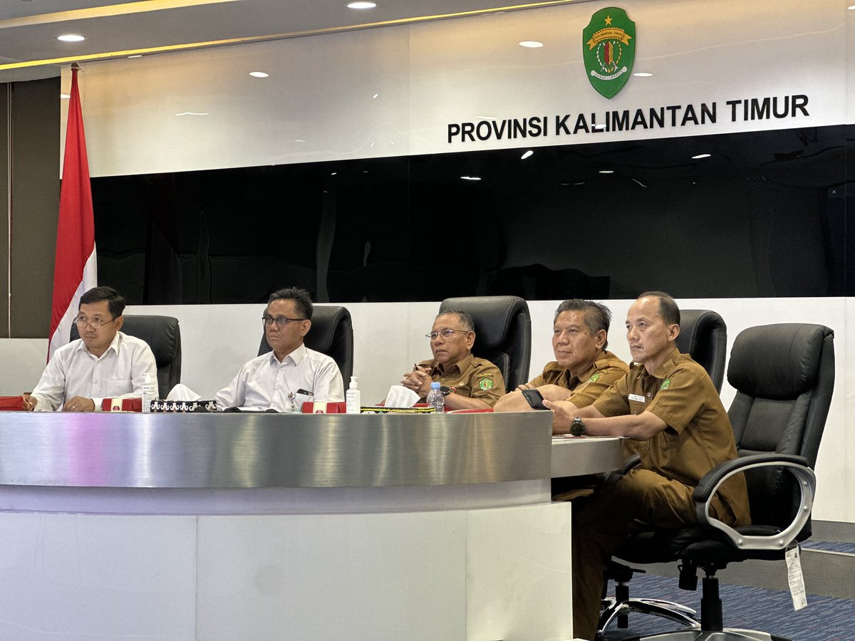 BiroAdbang's tweet photo. Republik Indonesia Prabowo Subianto, lalu prosesi peresmian yang yang dilakukan langsung oleh Presiden Prabowo. Tampak turut hadir Menteri Koordinator Bidang Pangan Zulkifli Hasan, serta para menteri dan jajaran kabinet terkait. Turut mendampingi Karo Adbang, Analis Kebijakan https://t.co/q6e2OzfP5T