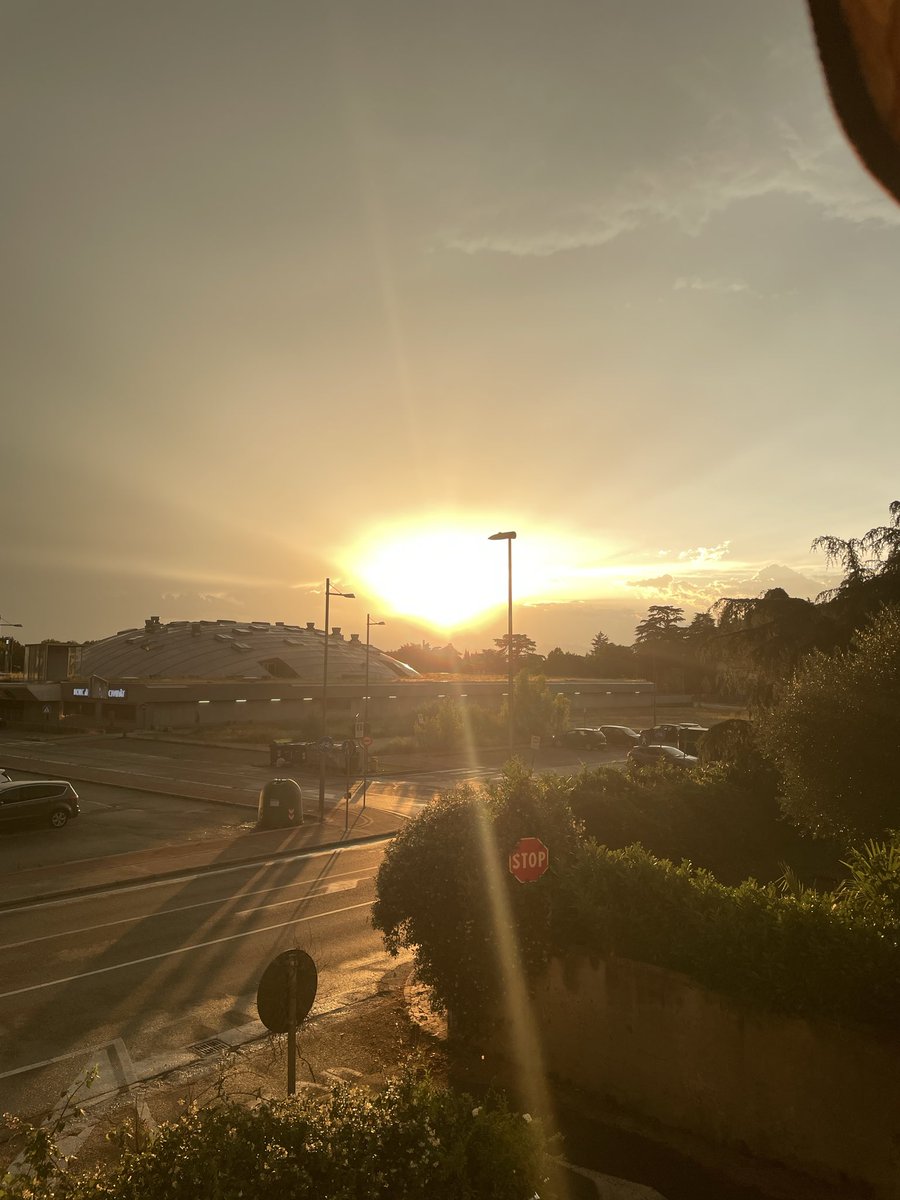 fwspeek's tweet photo. mmagine non descrive un paesaggio ma lo stato d'animo di fronte al cambio di stagione il calore che si fa vapore psicologico: l'estate entra con prepotenza brucia le tappe e, attraverso quel fumo rossastro, sta già partorendo il destino e la malinconia della stagione successiva https://t.co/cAfazTQTvO