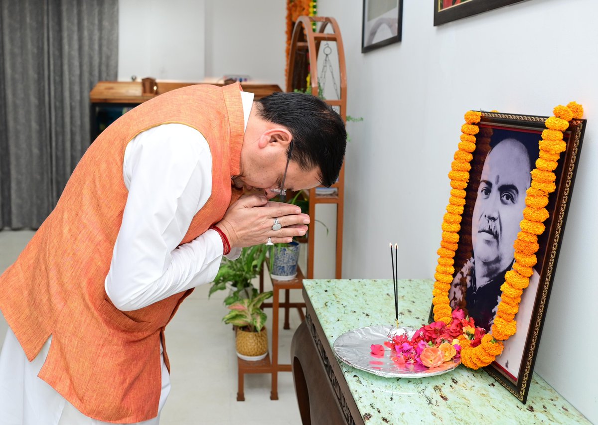 pushkardhami's tweet photo. शासकीय आवास पर महान शिक्षाविद्, प्रखर राष्ट्रवादी चिंतक एवं भारतीय जनसंघ के संस्थापक डॉ. श्यामा प्रसाद मुखर्जी जी के बलिदान दिवस पर श्रद्धा-सुमन अर्पित कर उन्हें श्रद्धांजलि दी।

डॉ. श्यामा प्रसाद मुखर्जी जी राष्ट्र की एकता, अखंडता और सांस्कृतिक चेतना के सशक्त प्रहरी थे। राष्ट्रीय एकीकरण, लोकतांत्रिक मूल्यों तथा जनसेवा के प्रति उनका समर्पण, दृढ़ संकल्प और दूरदर्शी नेतृत्व आज भी हम सभी को राष्ट्रहित को सर्वोपरि रखते हुए सेवा एवं विकास के पथ पर अग्रसर होने की प्रेरणा देता है।