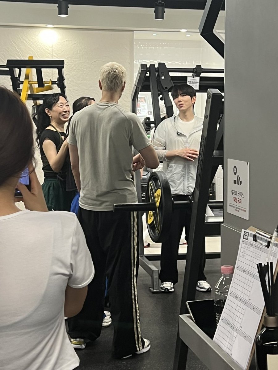 janwithjan's tweet photo. 등빨 좋네 머리 작고 다리 길고 https://t.co/BdV7R512Jy