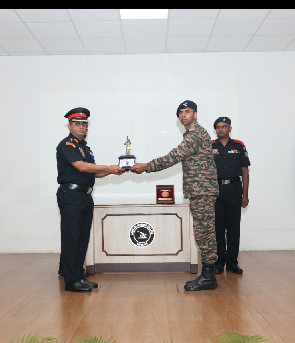 artrac_ia's tweet photo. 𝐀𝐫𝐦𝐲 𝐀𝐢𝐫 𝐃𝐞𝐟𝐞𝐧𝐜𝐞 𝐂𝐨𝐥𝐥𝐞𝐠𝐞, 𝐆𝐨𝐩𝐚𝐥𝐩𝐮𝐫

Army Air Defence College, Gopalpur conducted the   Tri-Services VSHORADS pilot Course with participation of trainees from Indian Army, Indian Air Force and Indian Navy.

The culmination of 4-week course marks a significant milestone in integrated air defence training, fostering enhanced interoperability, tactical synergy and operational excellence amongst the three Services in advanced VSHORADS employment and training.

Instagram- https://t.co/Gw9p0AvLnD

Facebook- https://t.co/mqLNhf6FGm

#AADC
#ARTRAC
#IndianArmy

@adgpi
