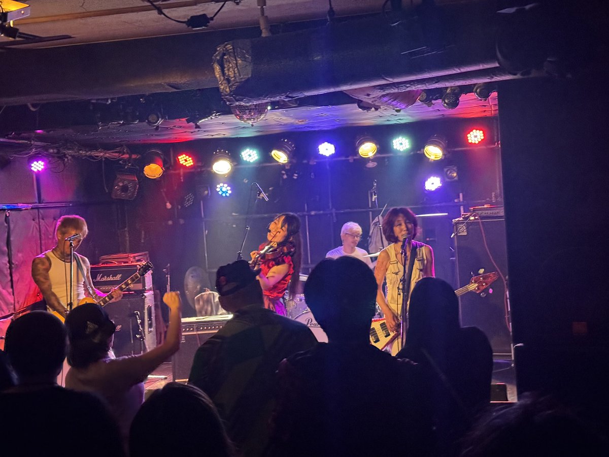 fxxkin_billy's tweet photo. 日曜日
自分のバンド(コピバン)のリハ(画像ナシ)
からの
高円寺Show Boat
とても楽しいイベントでした！

クロメちゃんとお話できたのも🙆‍♂️

 #pityfall
 #クロメ
 #THERMOSTAD
 #APES
 #桜junction https://t.co/GyNmX9yzy4