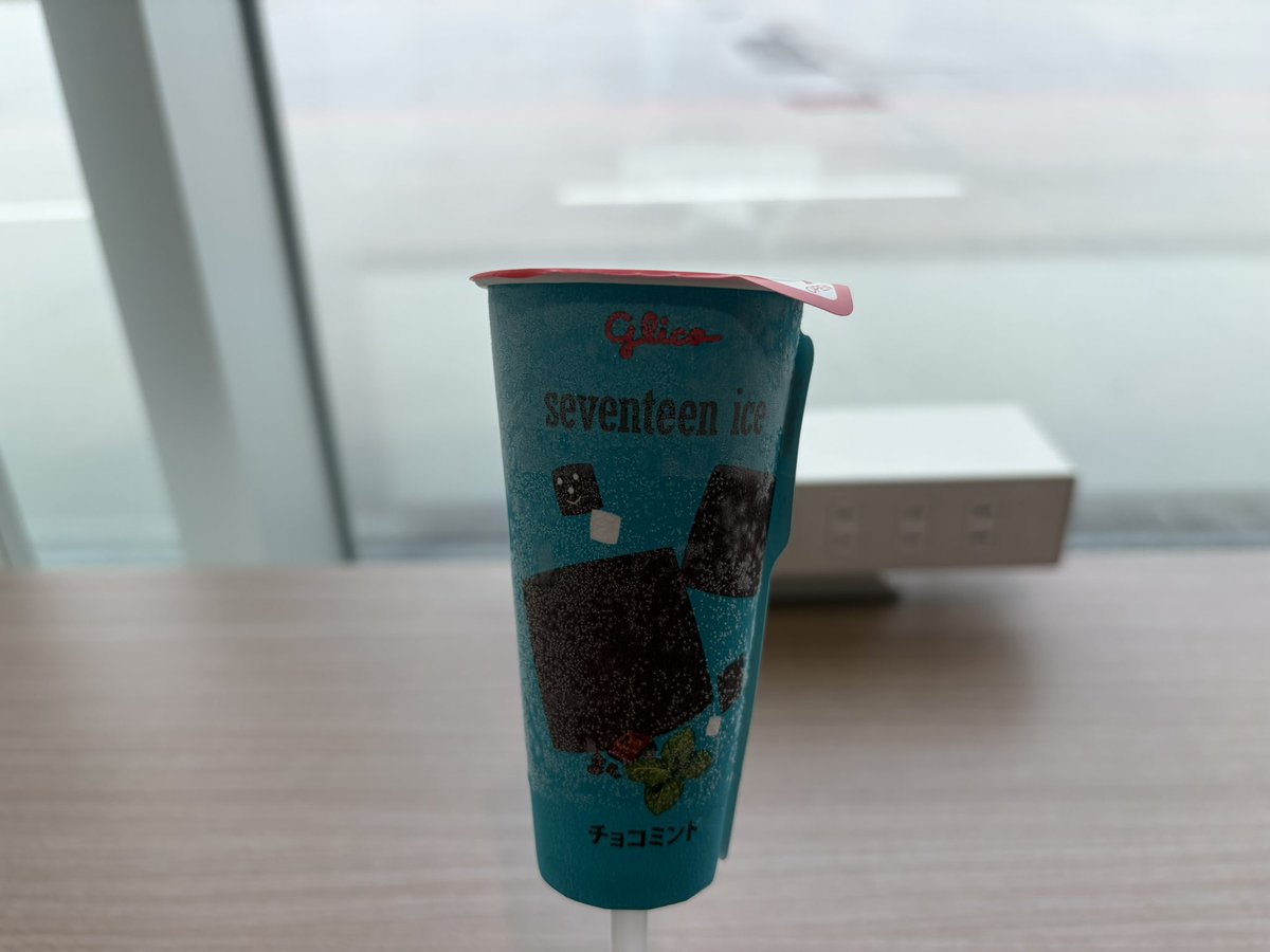 si_mm_'s tweet photo. 明日の武道館の前乗りで帰国。

乗り継ぎの空港でチョコミントアイスを食べてる https://t.co/okJauahvIT