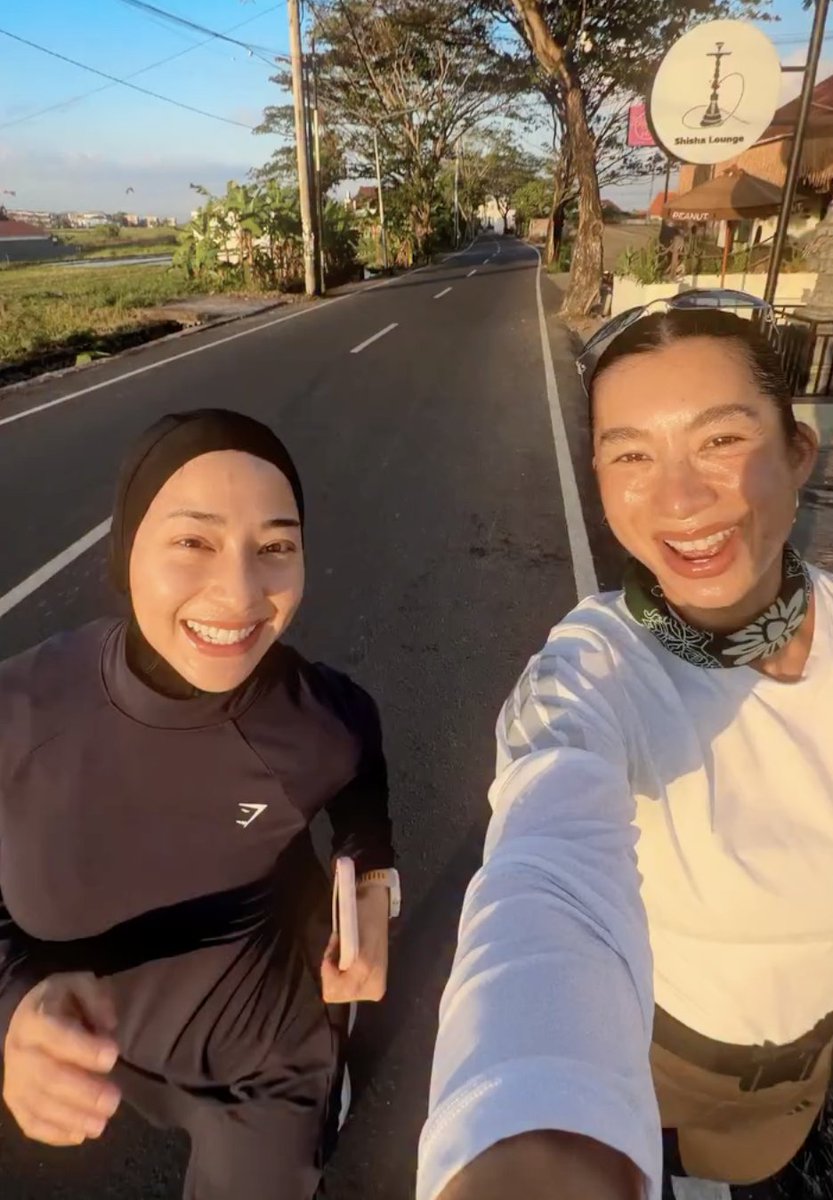 insidefolkative's tweet photo. Momen Nikita Willy lari pagi bersama Jennifer Bachdim. Dua supermom paling keren nih! 🔥🔥 https://t.co/It2gkEkAyv