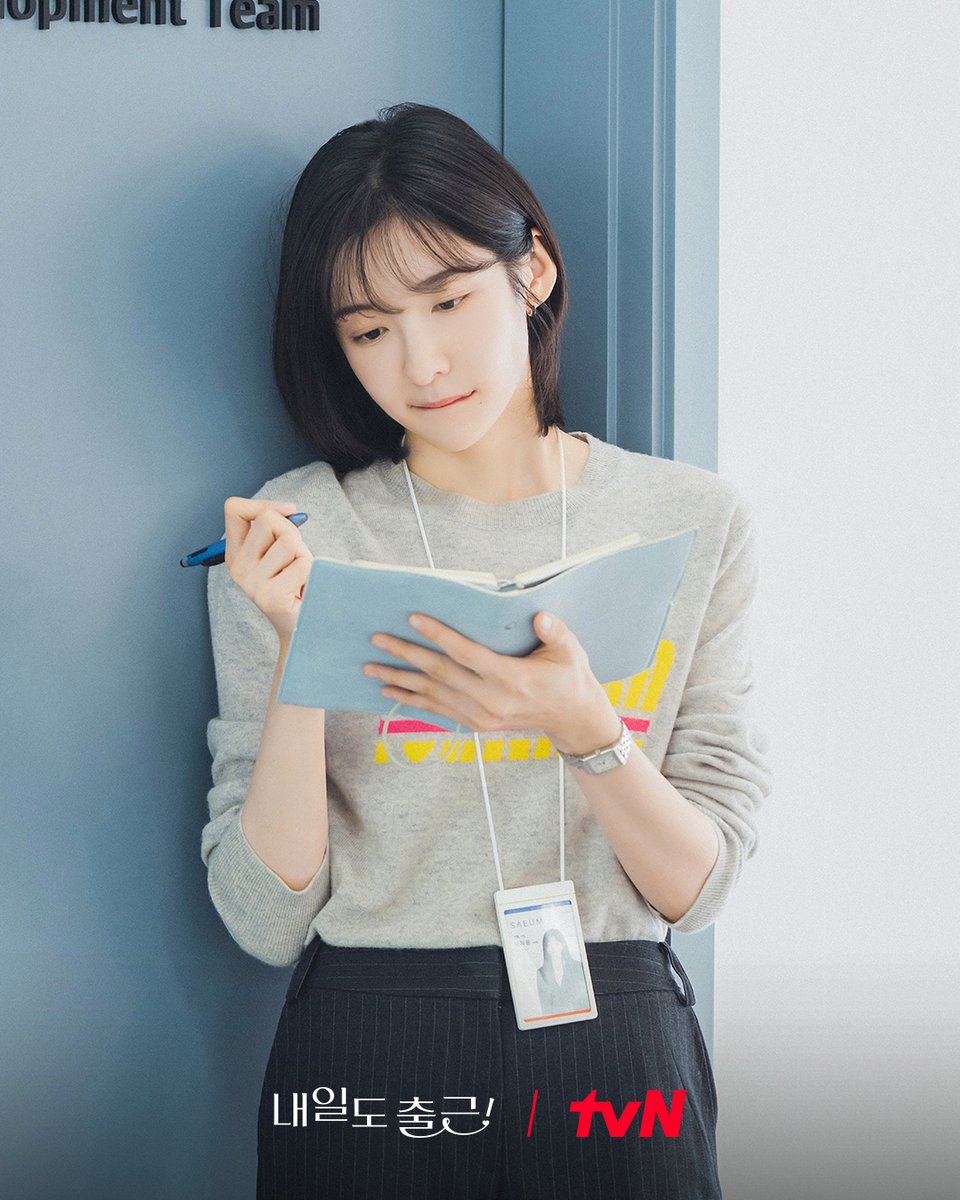 CJnDrama's tweet photo. 7년 차 직장인 지윤의 회사 필수템 = 수첩📖
시우♥지윤을 연결해 준 수첩 유니버스

강 책임님.. 이렇게 감동을 주시면
TF팀으로 팀 이동밖에 못 해요..💗

[월화] 저녁 8:50ㅣtvN

#즐거움엔20tvN #내일도출근! #SeeYouatWorkTomorrow!
#tvN #Wavve #웨이브 https://t.co/SbBQXRwBd2