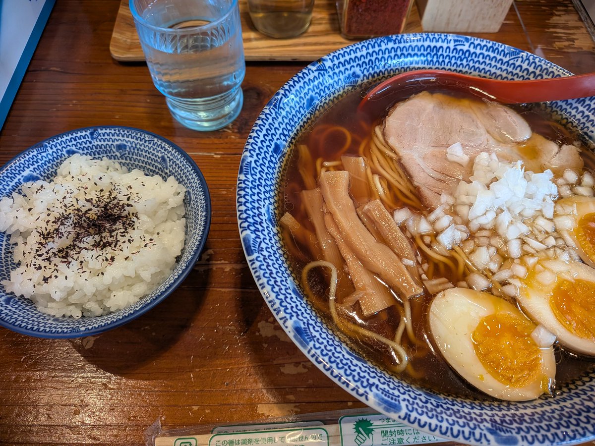 udonfather's tweet photo. 今日のお昼。

弘富です。
・ラーメン¥750
・大盛り¥50
・味玉¥50
・半ライス¥50

大好きなこちらへ。鰮煮干がきいてて美味いなぁ。次回は辛みそにチャレンジしてみよう！ごちそうさまでした！

オススメ:☆☆☆☆☆（5） https://t.co/8qPnNvds5n