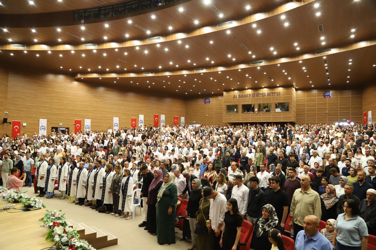 aksarayedutr's tweet photo. ASÜ Eğitim Fakültesi geleceğin öğretmenlerini mezun etti

Aksaray Üniversitesi (ASÜ) Eğitim Fakültesinde mezuniyet coşkusu yaşandı. ASÜ Konferans Salonunda düzenlenen törende öğrenciler, dört yıllık eğitim hayatlarını başarıyla tamamlamanın gururunu yaşarken, aileleri de evlatlarının mutluluğuna ortak oldu.

🔗https://t.co/NzyGUYsu4b