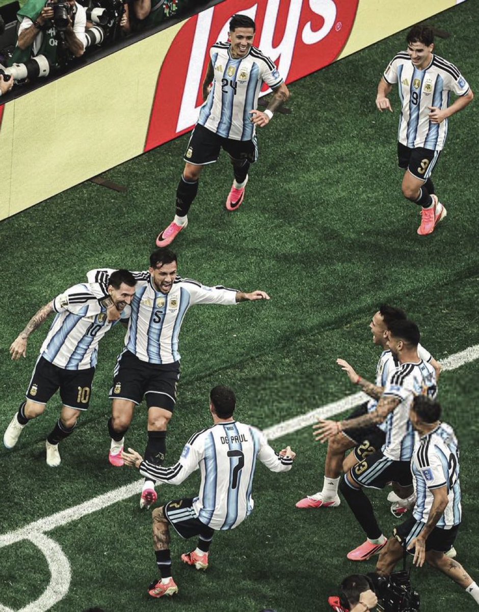 Davicho2250's tweet photo. Aquellos que dicen que ahora Argentina es Messi dependiente esta muy equivocada,cabe destacar que unas vez más este animal nos vive sorprendiendo como de costumbre pero hoy no noto a una Argentina messi dependiente https://t.co/OYrCaXSAds