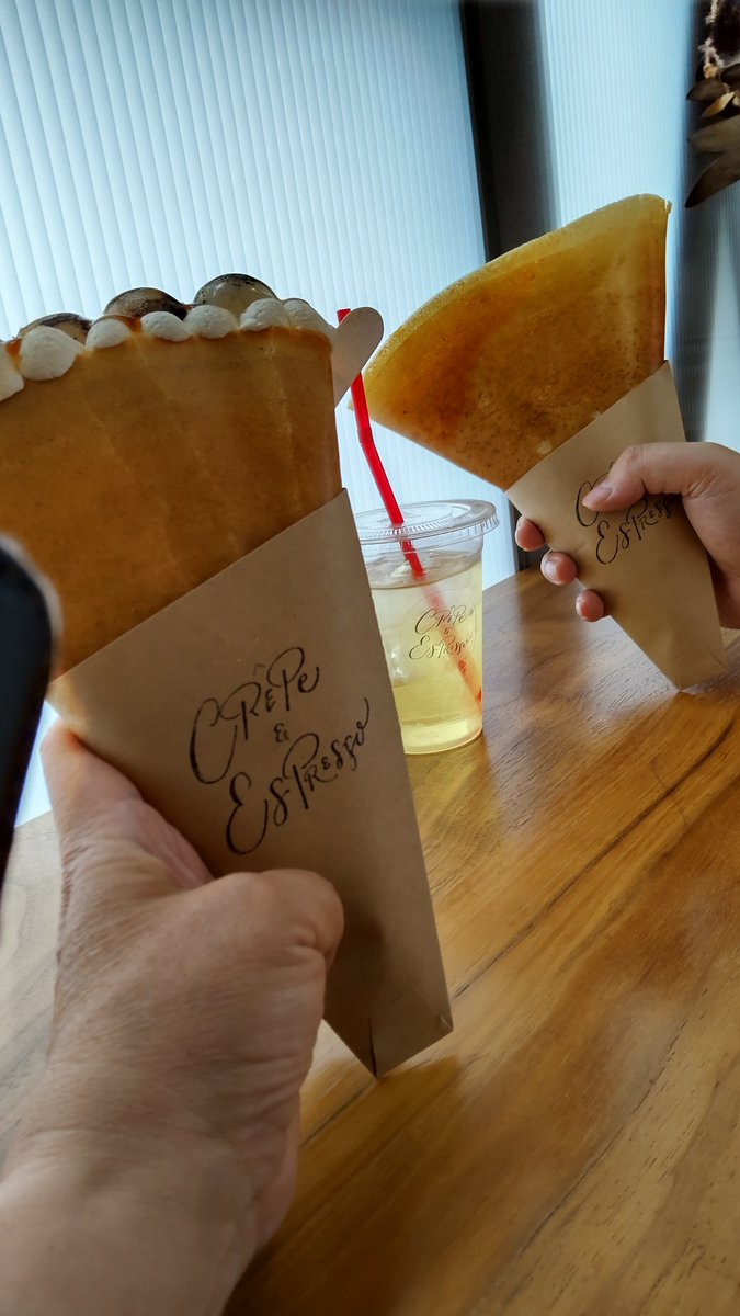 buchiinu4's tweet photo. 谷町9丁目にある「クレープとエスプレッソと九丁目」で、「大阪みたらしクリーム団子」と「メープルバターシュガー」食べました〜
パリパリしてて美味しかったです〜
デザート的には１人１個じゃなくて二人で１個でも、満足感ある感じでした〜
#クレープとエスプレッソと九丁目 https://t.co/JgFn6Jdbk9