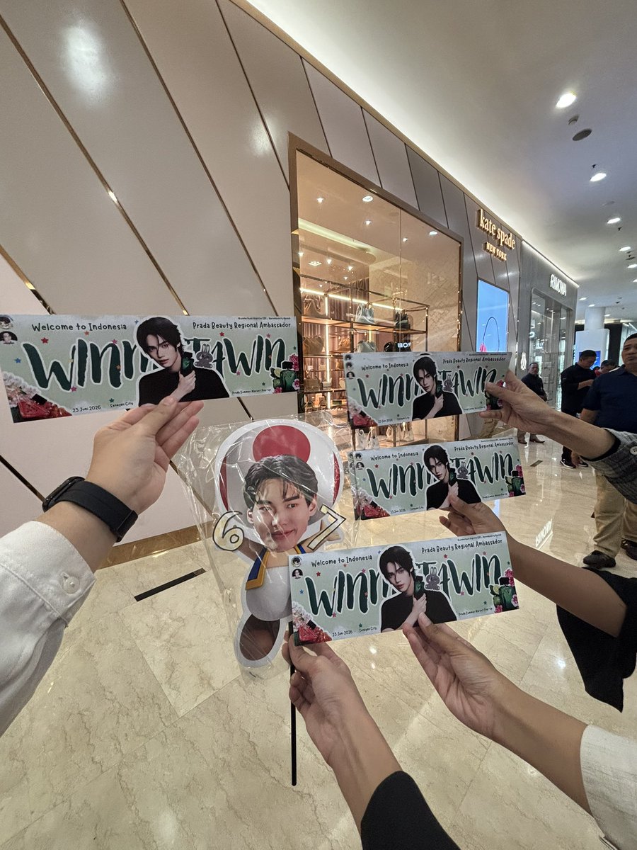 immy_immie11's tweet photo. แฟนๆ ที่จากาต้า🇮🇩 รอส่งกำลังให้ Prada Beauty Region Ambassador กันเยอะเลย

#PradaBeauty 
#PradaBeautyxWin
#winmetawin https://t.co/chGbD7YKw0