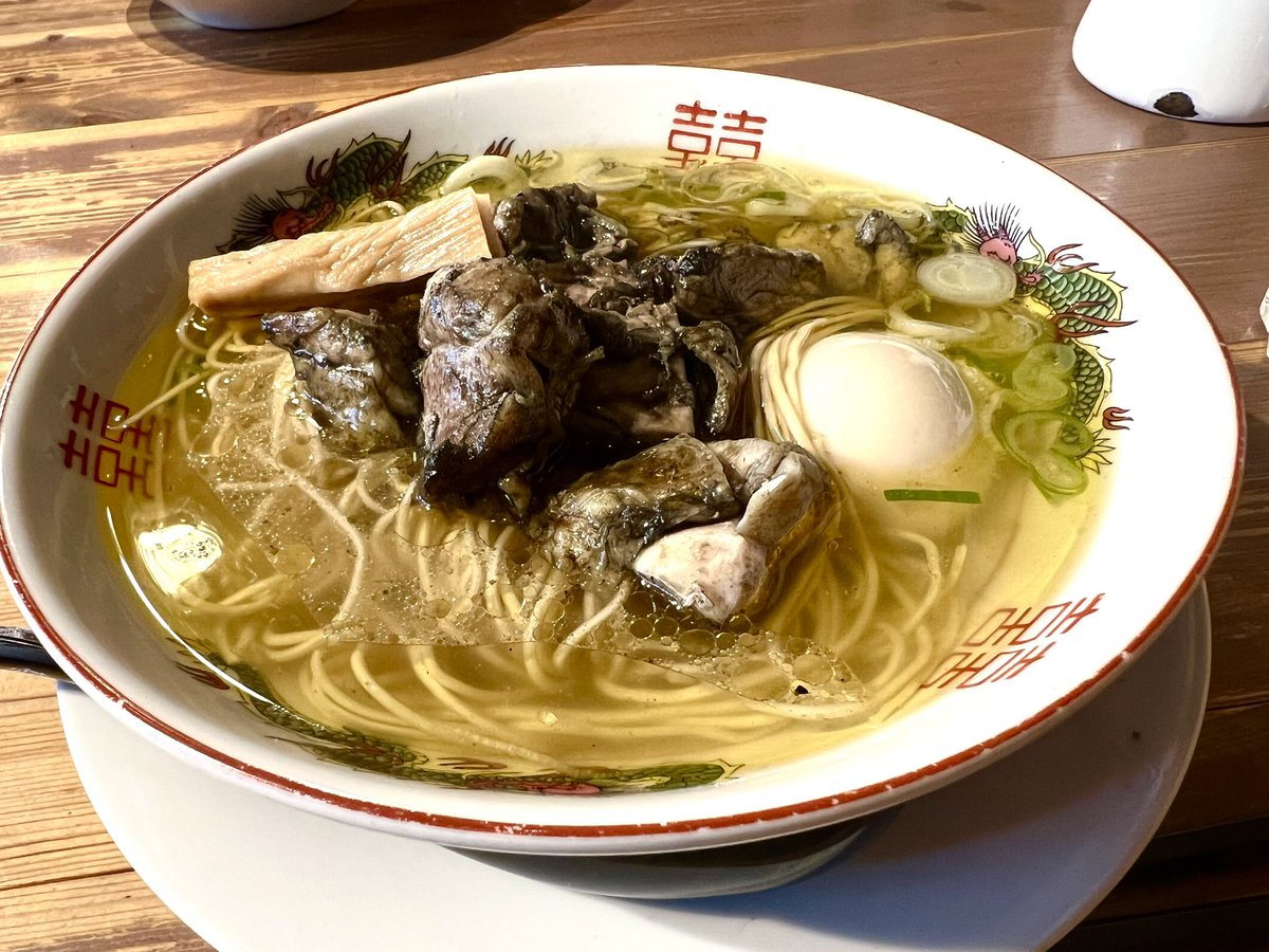 StompSumo's tweet photo. 今日の昼は自家製麺うろたの伊達鶏の炭火焼き塩そば！

これは美味い！

濃厚な鶏の旨みのスープにスモークの香りが移ってなんとも言えない風味に。

鶏もスモークに負けないしっかりした歯応えと旨み！

また食べたい。 https://t.co/DlPMtGAPU2