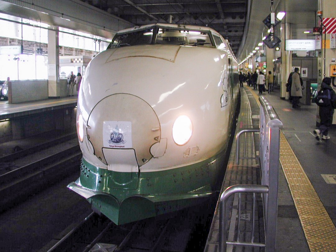 72nazu0815's tweet photo. ディズニー新幹線、今でこそ全面フルラッピングだったり車内チャイムが凝ってたり…ですが、200系のときはこんな感じでした。
ディズニーランド20周年記念だったかな？
2003年11月22日撮影@仙台 https://t.co/y4avpaCcHt