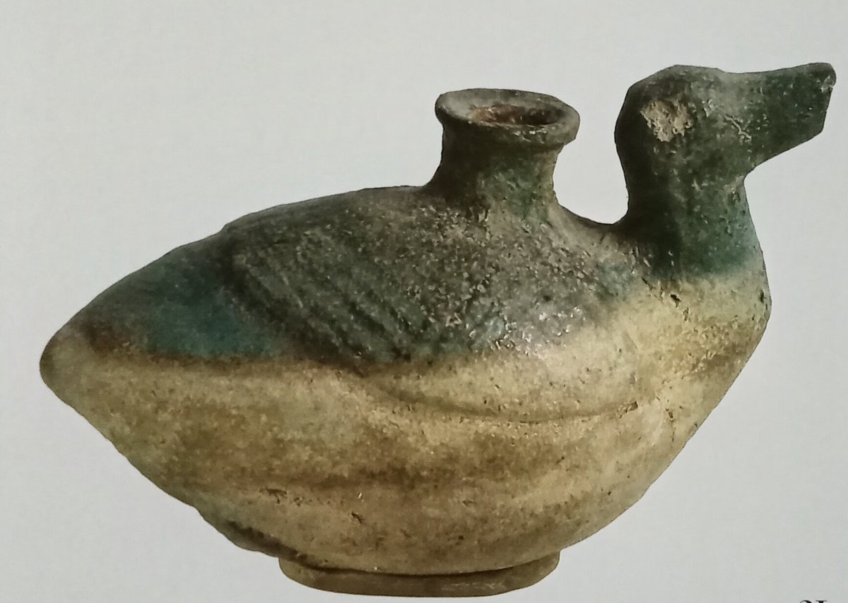 TassulaBaltzi's tweet photo. #Askos ( #griechisches Wort ) Ende 10- Beginn 9. Jh. V. Chr. H. 8.6 cm. ,B. 13,5 cm. Eretria Hellas Archäologisches Museum. Gefäss in Form einer Ente , deren Beine und Flügel in schwachen Relief wiedergegeben sind. Der Schwanz ist kurz , der Hals S- förmig. Der Ausguss befinden auf dem Rücken des Tieres.