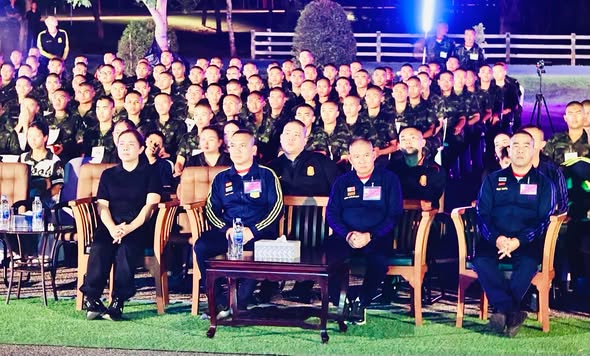 armypr_news's tweet photo. “สร้างการรับรู้ ประวัติศาสตร์ชาติไทย เกิดมาต้องทดแทนบุญคุณแผ่นดิน“
พล.ร.2 รอ. โดย ป.2 รอ. จัดกิจกรรมการบรรยายให้ความรู้เกี่ยวกับประวัติศาสตร์ชาติไทย และบุญคุณของพระมหากษัตริย์ไทย ให้กับทหารใหม่ รุ่นปี 2569 ผลัดที่ 1, กำลังพล, ครอบครัว และบุตรหลาน ของหน่วยในค่ายพรหมโยธี พื้นที่ ข และหน่วย ป.2 พัน.2 รอ. รวมจำนวน 500 คน ณ ลานหน้าอาคารอเนกประสงค์ ป.2 รอ. โดยมี พล.ต.เบญจพล  เดชาติวงศ์ ณ อยุธยา ผบ.พล.ร.2 รอ. เป็นประธานในพิธี
การบรรยายดำเนินการโดยวิทยากรชุด ชป.กร.พล.ร.2 รอ. (ขุนศึก 11) และวิทยากรจิตอาสา 904 เพื่อปลูกฝังจิตสำนึกในความรักชาติ ความกตัญญูต่อแผ่นดิน และการน้อมรำลึกถึงพระมหากรุณาธิคุณของบูรพมหากษัตริย์ไทยและบรรพชนไทย  ที่ได้เสียสละเพื่อปกป้องรักษาเอกราชและผืนแผ่นดินไทยให้คงอยู่มาจนถึงปัจจุบัน
#นี่คือแผ่นดินไทย
#ศูนย์ประชาสัมพันธ์กองพลทหารราบที่2รักษาพระองค์
#กรมทหารปืนใหญ่ที่2รักษาพระองค์
#ศูนย์ประชาสัมพันธ์กองทัพบก