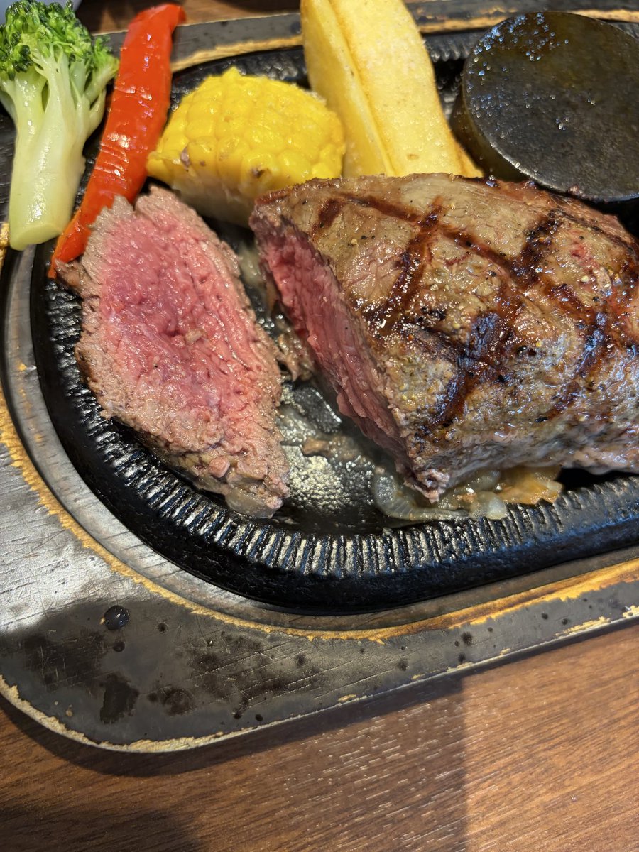 HIRO125982's tweet photo. スエヒロさんでランチ。黒毛和牛赤身ステーキの200gにしました。ブレッドバーのバナナクロワッサン初めてです。凄く美味しかったです。 https://t.co/sWxOQwj6Sm