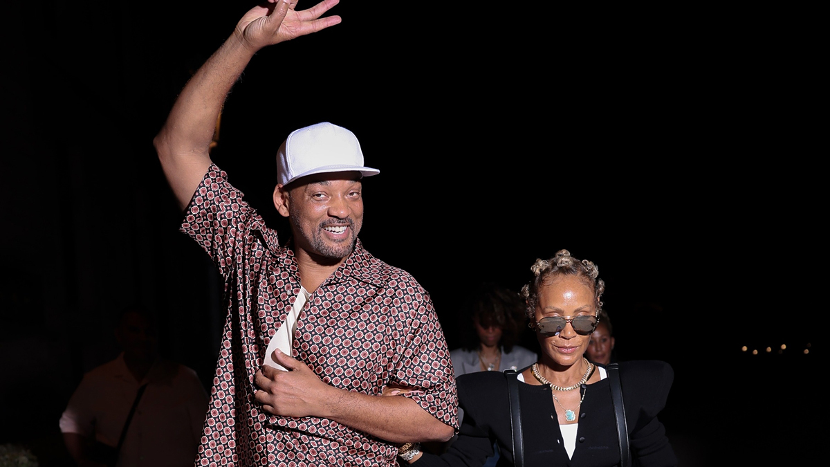 SoapCrushWorld's tweet photo. Will Smith Family Visits Paris for Louis Vuitton Fashion Week
Read more: https://t.co/CMZJGUfAgr
#WillSmith #JadaPinkettSmith #JadenSmith #LouisVuitton #ParisFashionWeek #CelebrityNews #Fashion #Entertainment #SmithFamily
Will Smith, Jada Pinkett Smith, and their son Jaden w… https://t.co/cQm0cIjoP3