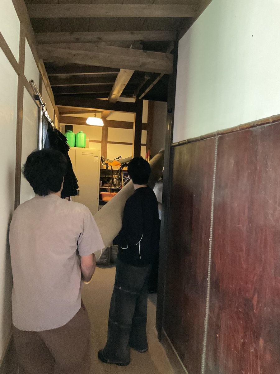 kyuozawake's tweet photo. 新潟大学工学部工学科建築学プログラムの岡崎研究室並びに松井建築室に所属する学生さんに応接セットの撤収をお手伝いしていただきました。絨毯を始め、ソファー、机、椅子など重たいモノを部屋から蔵まで運んでいただきました。軽々と運ぶ姿は頼もしかったです。皆さんありがとうございました。 https://t.co/ipwZl10SxS