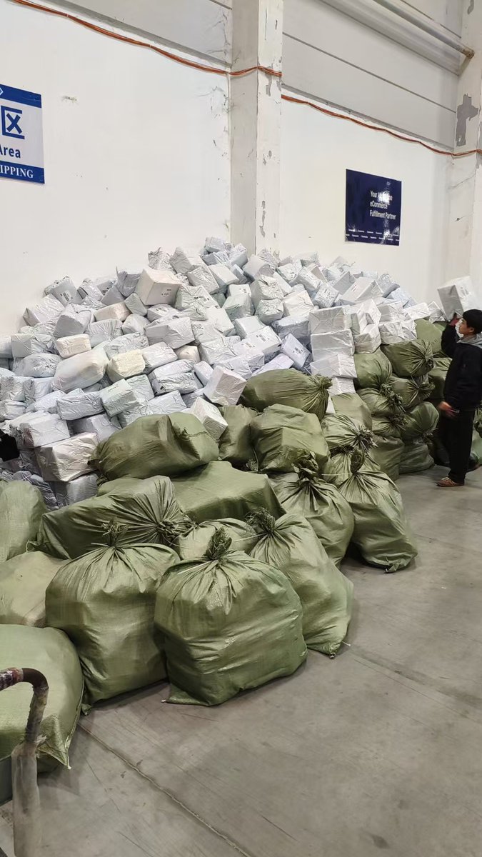 AlaiaLee27's tweet photo. This is where your orders come to life. 

Real shelves. Real inventory. Real people packing with care. Not a stock photo. Not a fancy render. Just honest work from a supplier who takes fulfillment seriously. 🏭📸

#shopifysuppliers #ChinaSupplier #Ecommerce https://t.co/I5U3HecWnn