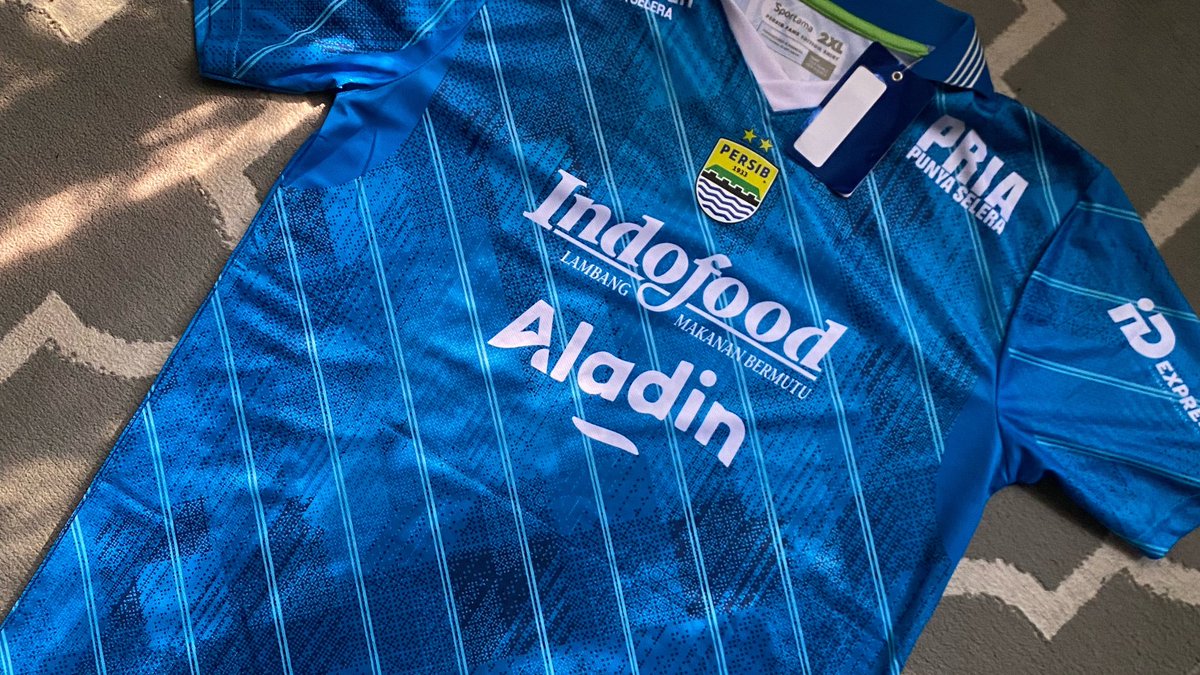 MisbahAliah19's tweet photo. lagi ngaberesan baju di lemari, nemu jersey persib fans edition 2023/2024, belum pernah dipake, tag masih ada, barangkali ada yang mau, gratis mangga daripada teu kapake

izin tag 
@SeledingTekel @historyofpersib @Persib_world @bandungfootball @bdgfess @westblueid_ https://t.co/fCEUKJy91N