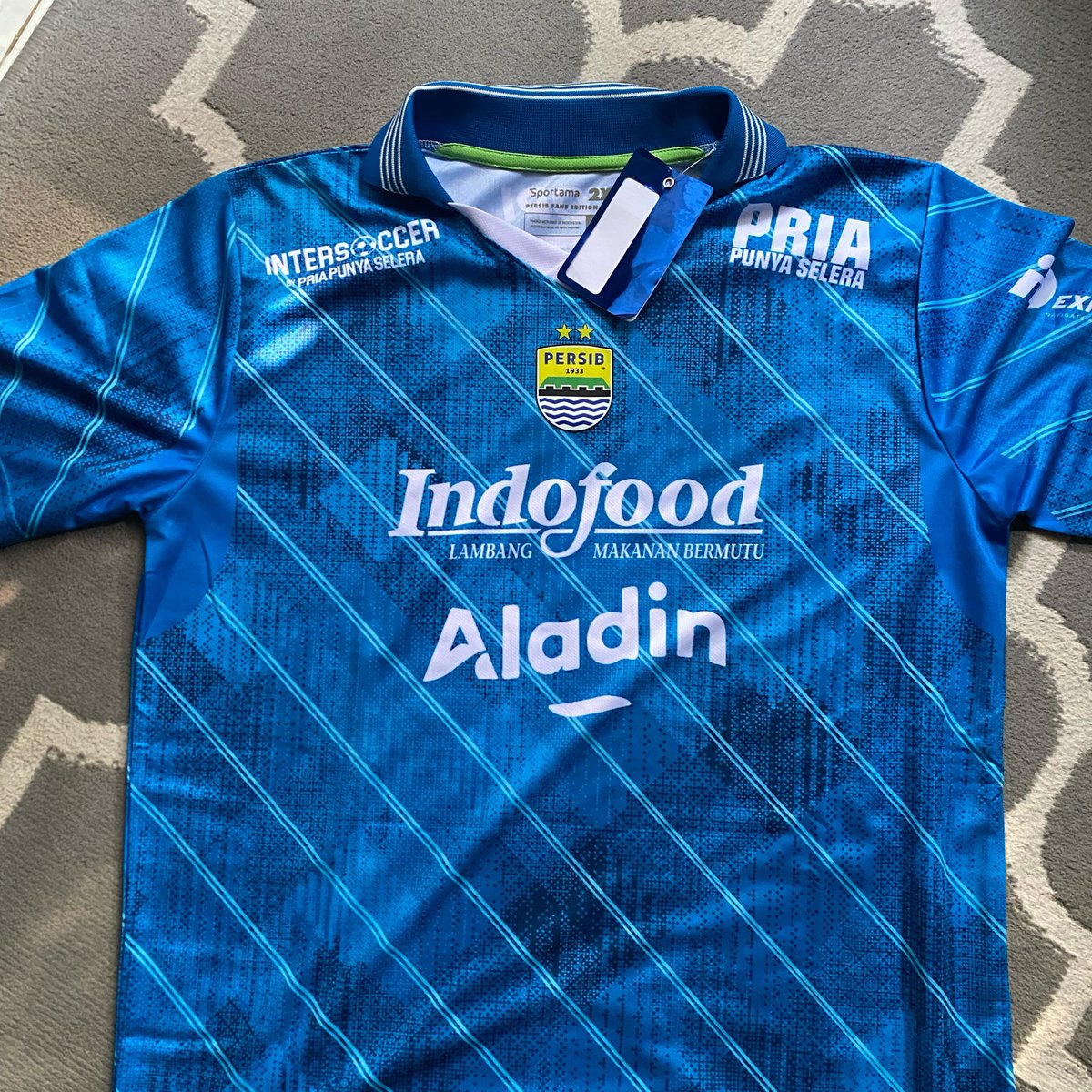 MisbahAliah19's tweet photo. lagi ngaberesan baju di lemari, nemu jersey persib fans edition 2023/2024, belum pernah dipake, tag masih ada, barangkali ada yang mau, gratis mangga daripada teu kapake

izin tag 
@SeledingTekel @historyofpersib @Persib_world @bandungfootball @bdgfess @westblueid_ https://t.co/fCEUKJy91N