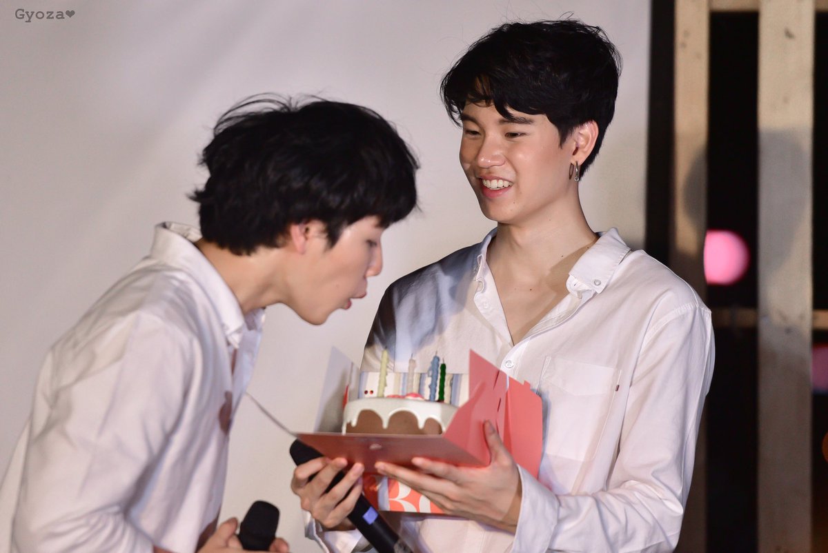 WithmyW's tweet photo. เหมือนจะแปบเดียว แต่ผ่านมาหลายปีแล้วนะเนี่ย ยังอยู่ถือเค้กให้กันอยู่เลย ผมอุ๋งอิ๋ง 🥹😭

BEST WISHES TO WAR 32nd
#32ndHappyWARday 
#warwanarat @warwanarat 
#yinyin_anw @yinyin_anw https://t.co/gQMmuZahGi