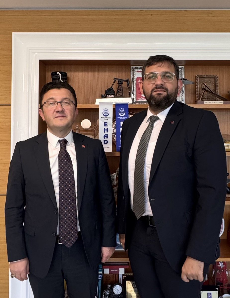 RecepTahaENGN1's tweet photo. Bugün yolumuz, Kur’an-ı Kerim’in en güzel emanetini gönüllerinde taşıyan hafızlarımıza hizmet eden kıymetli bir kurum olan Evrensel Hafızlar Derneği’ne (EHAD) düştü.

EHAD Genel Başkanı Ali Özdemir Bey ile bir araya gelerek samimi bir sohbet eşliğinde derneğin yürüttüğü değerli faaliyetler hakkında verimli bir istişare gerçekleştirdik. Hafızlarımızın yetişmesine ve desteklenmesine yönelik gayretlerini dinleme fırsatı bulduk.

Nazik ev sahiplikleri, sıcak karşılamaları ve gönülden misafirperverlikleri için kıymetli başkanımıza teşekkür ediyor, çalışmalarında muvaffakiyetler diliyorum.