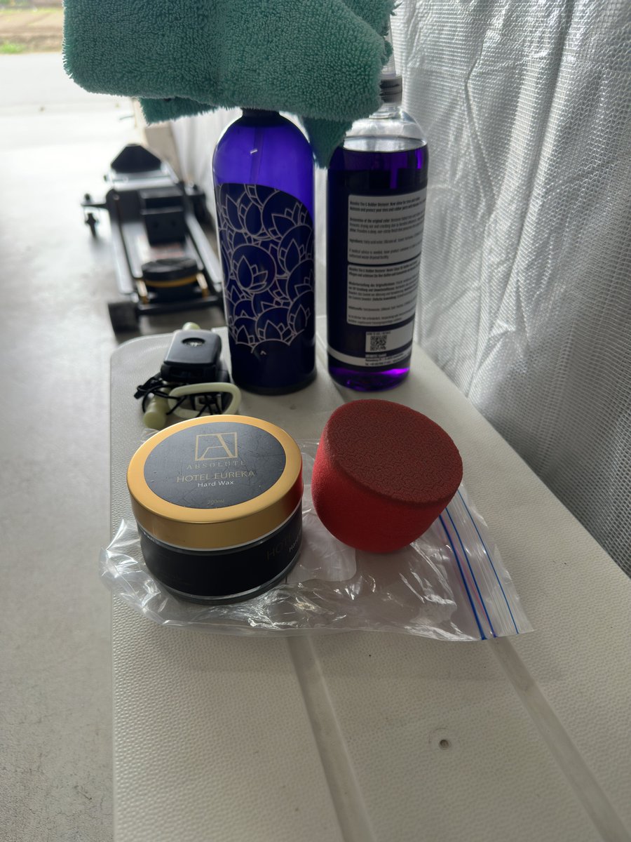 _Sera_Inc_'s tweet photo. 思い入れのあるWax
ABSOLUTEのHotel EUREKA
この匂いかぐ度、色々思い出します!
自分にとっては『ABSOLUTE』の匂いとして記憶されてるんです笑
Waxの良さや概念色々壊されて勉強になった大切なWaxです😂
右側面だけ塗りましたがやっぱり良い!
#absolutevaleting
#absolutewax https://t.co/wNVgrh7Il3