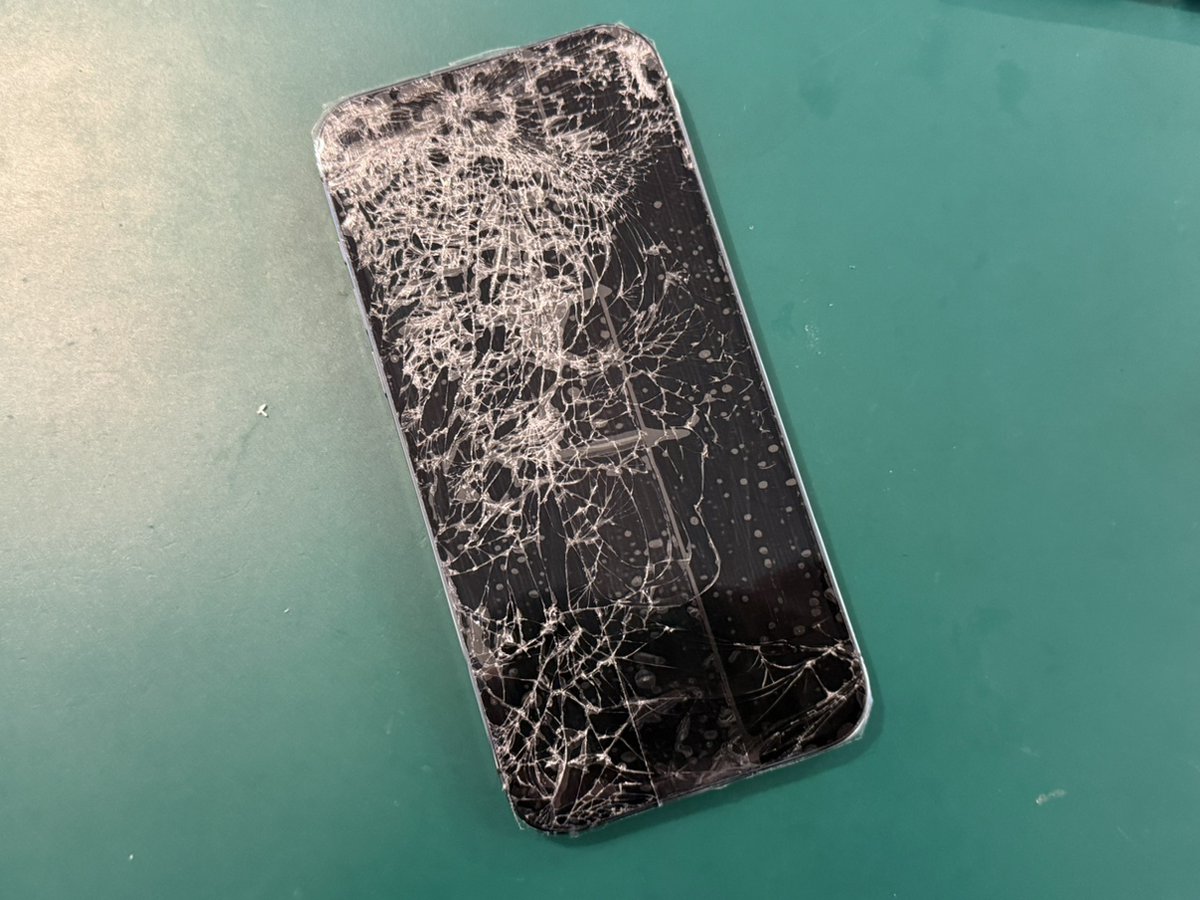 iPhone14ProMax 画面交換】 🔸症状：画面割れ、表示不良 🔹修理内容