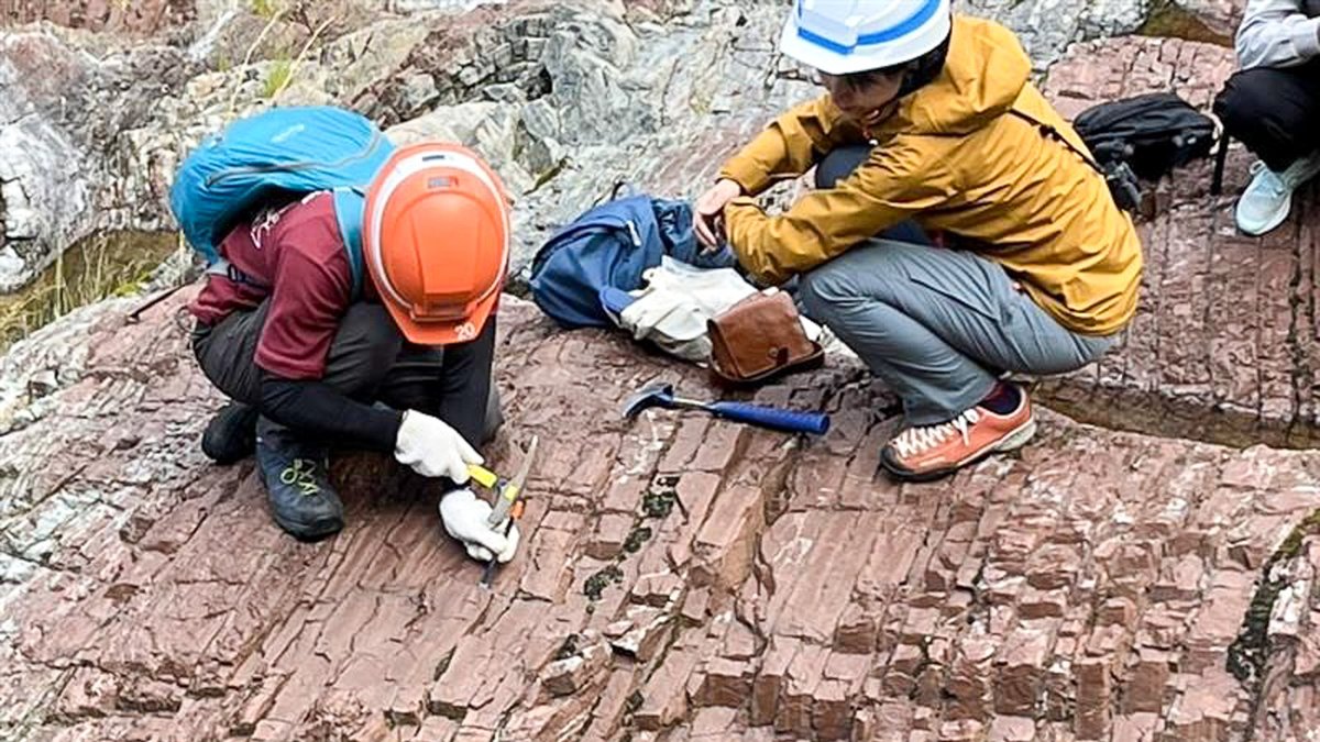 qrinews's tweet photo. 大学院理学府地球惑星科学専攻修士課程2年(受賞当時)の大森翔太郎さんが「日本地質学会西日本支部 第176回例会 優秀発表賞」を受賞しました。
https://t.co/ktT8CsqsyU

研究テーマ：イタリア南部遠洋性堆積物の後期三畳紀ノーリアン/レーティアン境界における統合層序の構築

#九大理学部 #受賞 #学生 https://t.co/MqNh2Jdwip