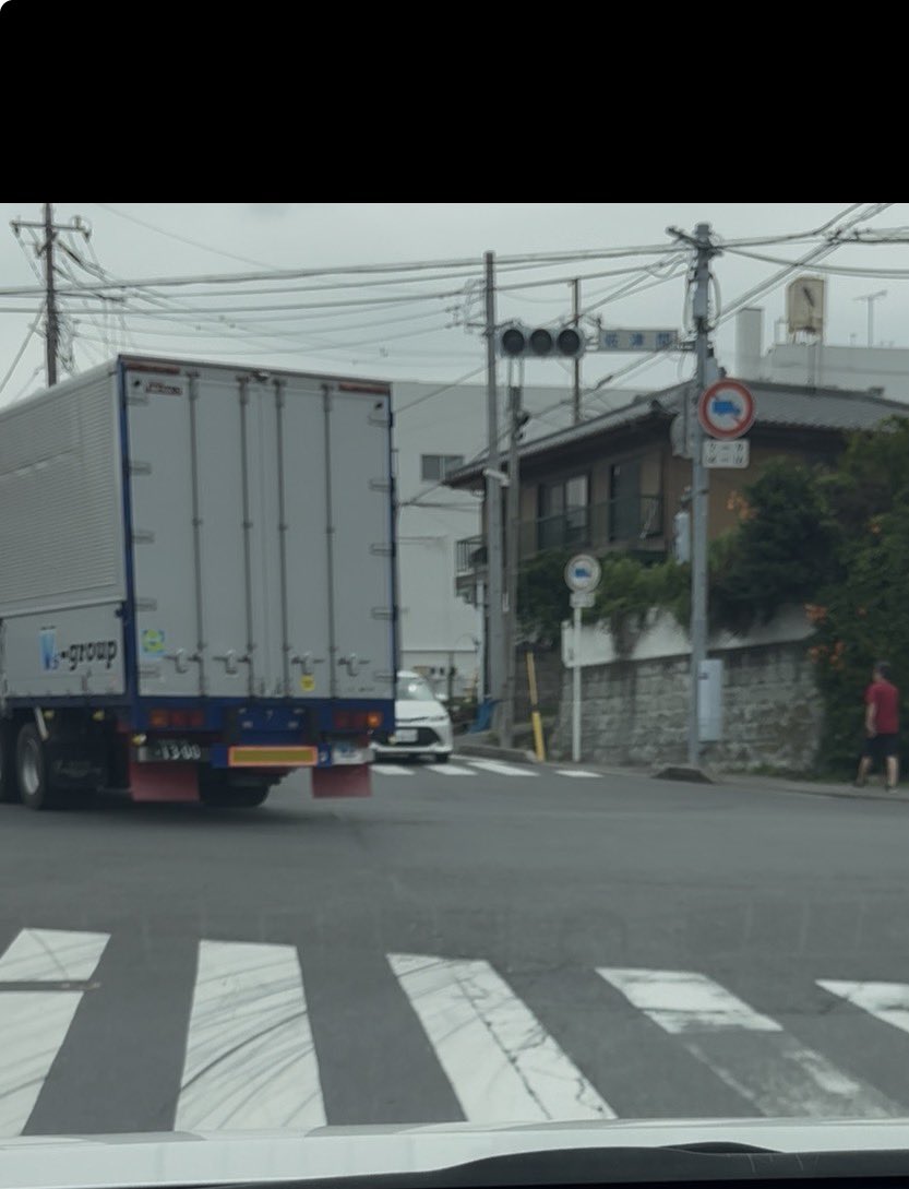 ogatch_hide's tweet photo. 大型貨物進入禁止の交差点
次々と大型貨物が右折して交差点を塞ぐ

何なの！？
渋滞の原因なんだよ！！

#大型貨物進入禁止
#警察取り締まりしない https://t.co/s4vNCHoT4h