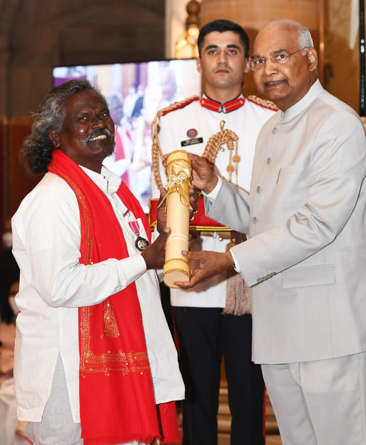 NalinisKitchen's tweet photo. Is this how we treat our Padma Shri awardees?

- This is Padma Shri Kinnera artist Darshanam Mogilaiah.
- He was given a 600-square-yard residential plot as an honour for his contribution.
- But for the last 2 years, he has been running from government offices to courts just to get it.
- He has even borrowed nearly ₹9 lakh to pay legal expenses and lawyer fees.

People like Darshanam are the pride of our country. If the government cannot even give him what was promised in a proper way, it is a shame.