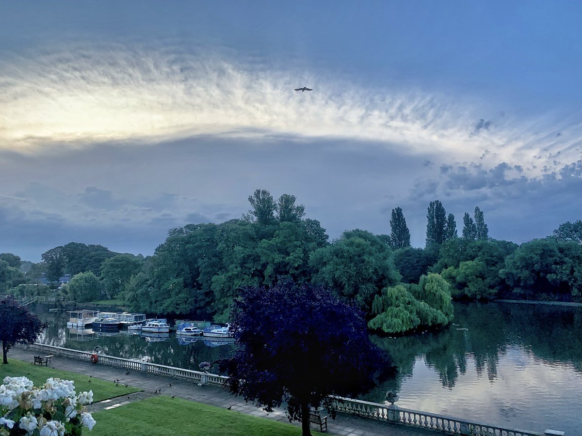 ruths_gallery's tweet photo. After the storm the sun eventually came through - now the temp will soar! 

#twickenham @SallyWeather #clouds #sunrise #viewfrommybalcony https://t.co/AfWWD4cigs