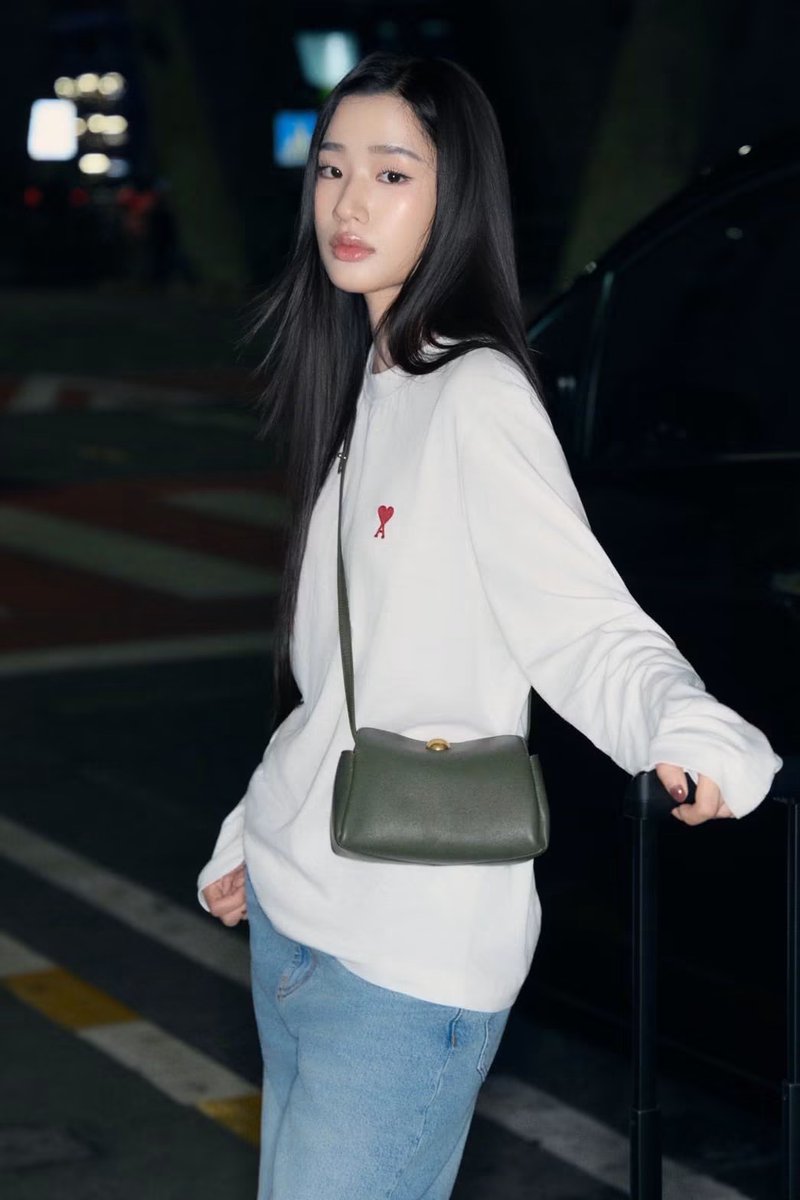 RealEntOfficial's tweet photo. ส่อง Airport Look สบายๆ ของ "ไบร์ท วชิรวิชญ์" และ "ตู ต้นตะวัน" เตรียมมุ่งหน้าสู่กรุงปารีส ฝรั่งเศส ในฐานะเพื่อนค���สนิทของ #AmiParis เพื่อเข้าร่วมชมแฟชั่นโชว์ AMI Spring-Summer 2027 ที่ออกแบบโดย Alexandre Mattiussi วันที่ 25 มิถุนายนนี้

#AmiParis #AmiSS27 #bbrightvc #tontawan_t https://t.co/bC3lOm4cbi