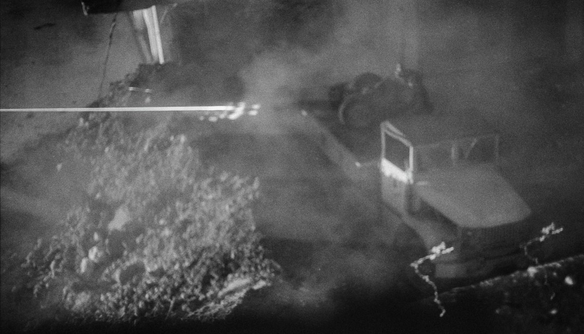 perezreverte's tweet photo. Mis fotografías de guerra (19-20)
#EnviadoEspecial
A veces te pillaba casi entre unos y otros, en el lugar adecuado para asomar la cámara desde una terraza, y había ocasión de fotografiar ambos lados. En este caso, aliviado  por no estar dentro de la casa de la izquierda. https://t.co/C4TUhBMEtz