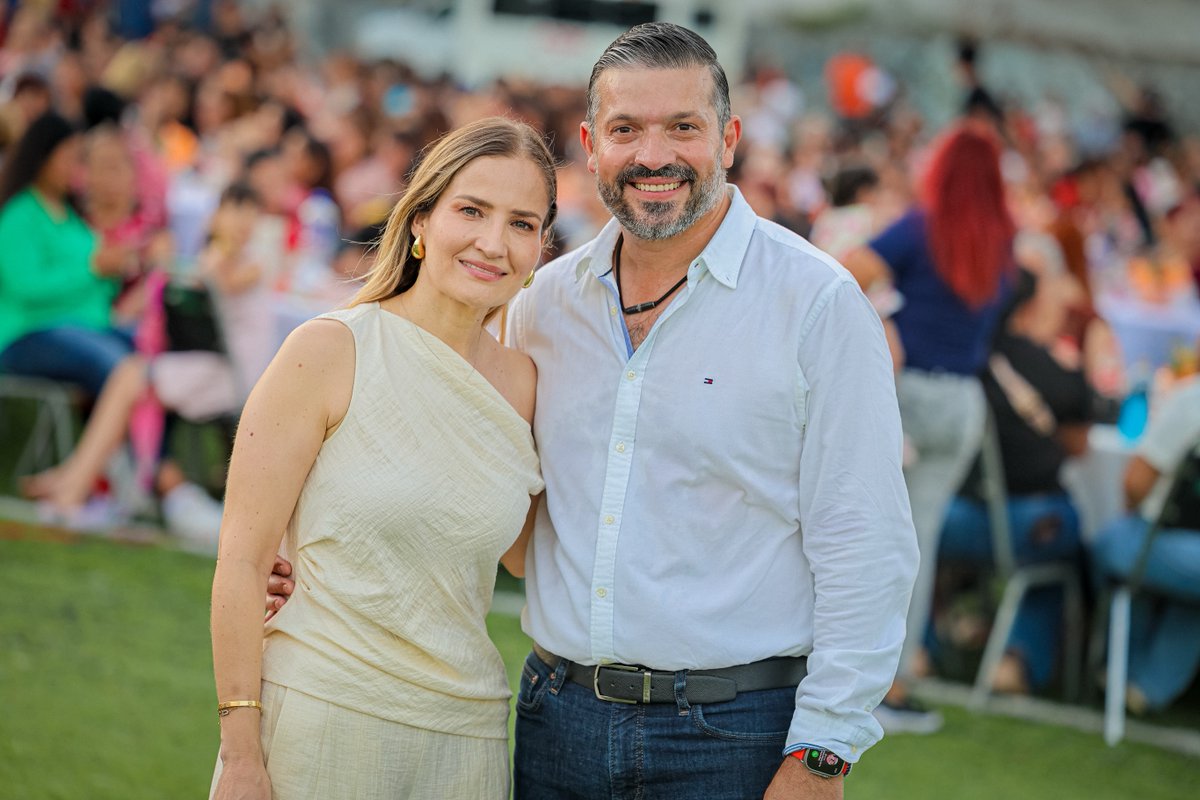 blogdelnarcomex's tweet photo. "Por eso no me va a dar, porque no me decido?", pues si pndja ni que el joven lea la mente, Gerardo de la Maza, Alcalde de El Carmen, Nuevo León, agredió a un mesero porque no tomo su orden ya que los mugrosos no se decidían (Informacion en el enlace) https://t.co/Pn8po82zGT https://t.co/ZbRfz5nk5u