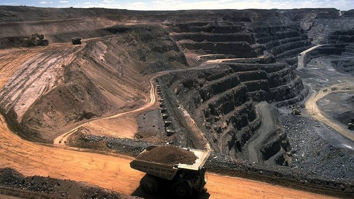 ETNOWlive's tweet photo. #NewsAlert | Mines Secretary says India is close to finalising a scheme for processing battery minerals

#CriticalMinerals #BatteryMinerals #EV #EnergyTransition #MiningSector #IndiaEconomy https://t.co/A7p5kHR1yK