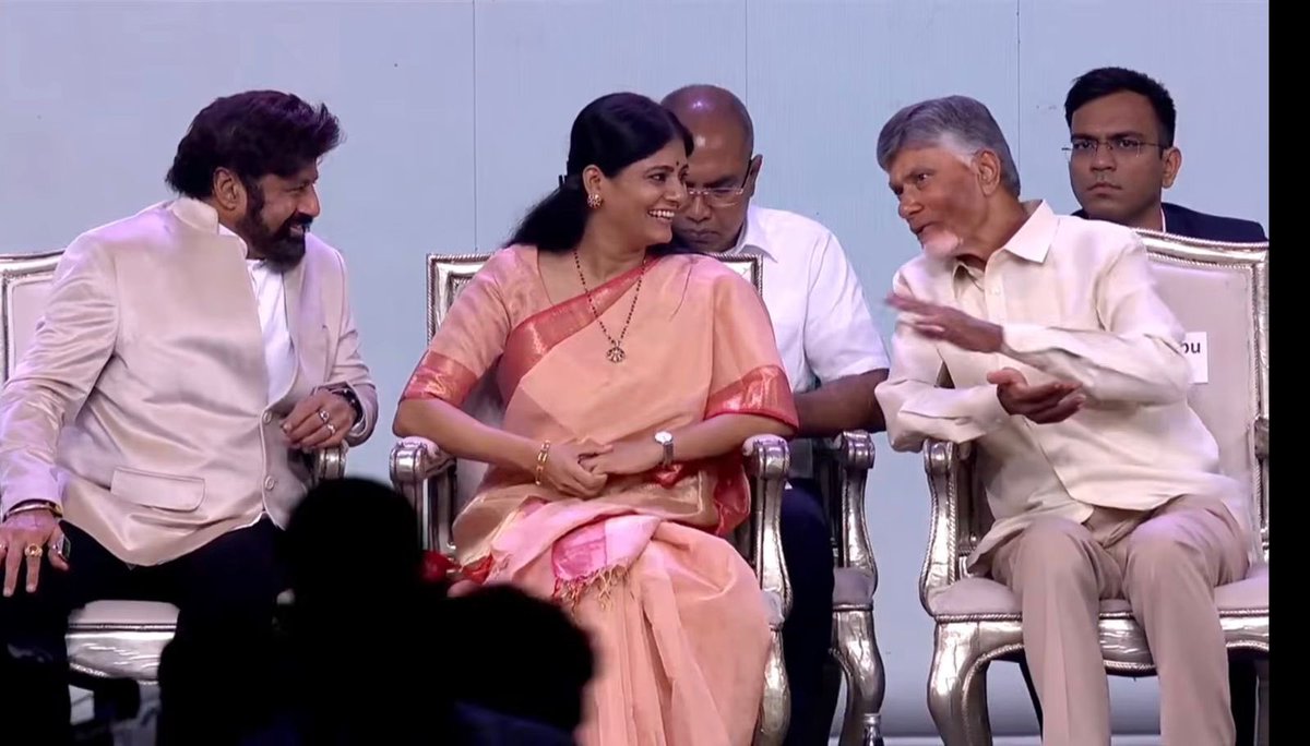 AnupriyaSPatel's tweet photo. हैदराबाद, तेलेंगाना  में “बसावातारकम इंडो-अमेरिकन कैंसर अस्पताल एवं अनुसंधान संस्थान” की 25वीं वर्षगांठ समारोह में श्री एन. चंद्रबाबू नायडू जी (मा॰ मुख्यमंत्री, आंध्र प्रदेश); मा॰ श्री एम. वेंकैया नायडू जी (भारत के पूर्व उपराष्ट्रपति);  डॉ. चंद्रशेखर पेम्मासानी जी (मा॰ केंद्रीय राज्यमंत्री); श्री दामोदर राजा नरसिम्हा जी (मा॰ मंत्री, तेलंगाना सरकार); श्री सत्य कुमार यादव जी (मा॰ मंत्री,आंध्र प्रदेश सरकार); श्री श्रीभरत मथुकुमिल्ली जी (मा॰ सांसद); एवं श्री नंदमुरी बालकृष्ण जी (संस्थान के अध्यक्ष और प्रबंध न्यासी) के साथ सम्मिलित होकर अत्यंत प्रसन्नता हुई । 

मैं संस्थान परिवार को पच्चीस वर्षों की इस अभूतपूर्व यात्रा के लिए हार्दिक बधाई एवं उनके भावी प्रयासों के लिए अपनी शुभकामनाएं देती हूँ।
इस 650 शैय्या के विश्वस्तरीय कैंसर अस्पताल की स्थापना वर्ष २००० में आंध्र प्रदेश के तत्कालीन मुख्यमंत्री स्व ॰ एन॰ टी॰ रामाराव जी द्वारा अपनी कैंसर से प्राण गँवाने वाली पत्नी की स्मृति में की गई थी।