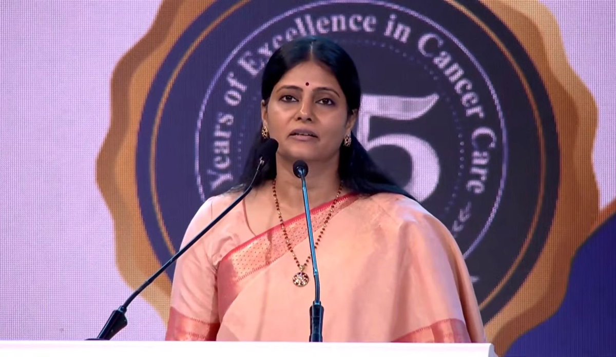AnupriyaSPatel's tweet photo. हैदराबाद, तेलेंगाना  में “बसावातारकम इंडो-अमेरिकन कैंसर अस्पताल एवं अनुसंधान संस्थान” की 25वीं वर्षगांठ समारोह में श्री एन. चंद्रबाबू नायडू जी (मा॰ मुख्यमंत्री, आंध्र प्रदेश); मा॰ श्री एम. वेंकैया नायडू जी (भारत के पूर्व उपराष्ट्रपति);  डॉ. चंद्रशेखर पेम्मासानी जी (मा॰ केंद्रीय राज्यमंत्री); श्री दामोदर राजा नरसिम्हा जी (मा॰ मंत्री, तेलंगाना सरकार); श्री सत्य कुमार यादव जी (मा॰ मंत्री,आंध्र प्रदेश सरकार); श्री श्रीभरत मथुकुमिल्ली जी (मा॰ सांसद); एवं श्री नंदमुरी बालकृष्ण जी (संस्थान के अध्यक्ष और प्रबंध न्यासी) के साथ सम्मिलित होकर अत्यंत प्रसन्नता हुई । 

मैं संस्थान परिवार को पच्चीस वर्षों की इस अभूतपूर्व यात्रा के लिए हार्दिक बधाई एवं उनके भावी प्रयासों के लिए अपनी शुभकामनाएं देती हूँ।
इस 650 शैय्या के विश्वस्तरीय कैंसर अस्पताल की स्थापना वर्ष २००० में आंध्र प्रदेश के तत्कालीन मुख्यमंत्री स्व ॰ एन॰ टी॰ रामाराव जी द्वारा अपनी कैंसर से प्राण गँवाने वाली पत्नी की स्मृति में की गई थी।