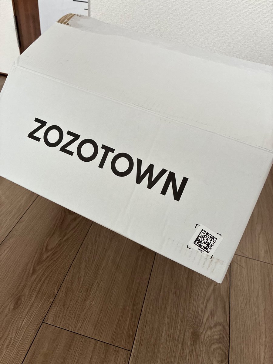orangeslice5's tweet photo. ZOZOTOWNの箱が白くなってる…コスト削減かと思ったらCPなんだ…#ZOZOSALE箱CP https://t.co/eTW8Hm9kKk