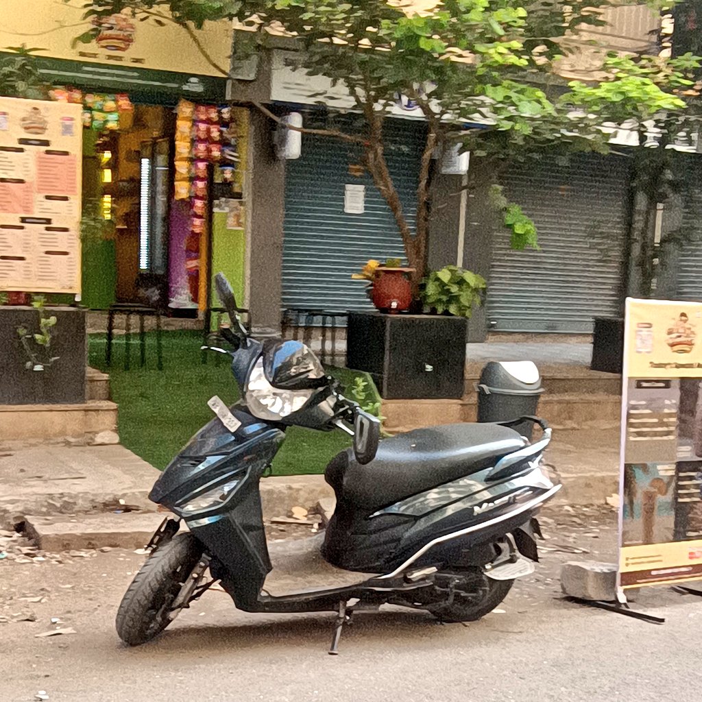 tilaknagarvocal's tweet photo. 🚧 @MTPHereToHelp @mybmc @mybmcWardMW Cafe illegally occupying footpath and road outside with banners placed and own scooter parked not letting people park their vehicle nor walk on footpath by placing mats and tables as well. Blg no 62, Near Gavdevi Temple, Tilak Nagar, Chembur https://t.co/xhbYVh6RqL