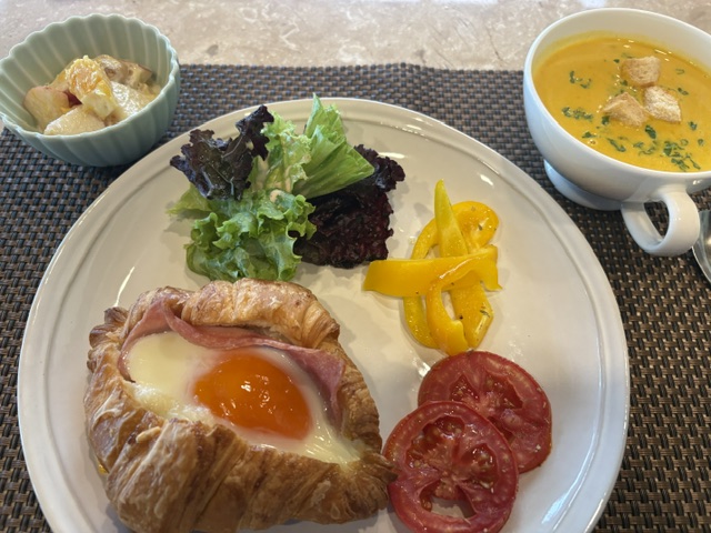 AnilaoY's tweet photo. 台風7号がルソン島の東にありますが、アニラオの海は影響が出る前でベタ凪、最高のコンディションが続いています。水温は29度と高めですが、ウミウシなどのマクロ生物は相変わらず豊富。

本日のハウスリーフは、オープンウォーター講習、体験ダイブ、レスキュー講習が重なり賑やかな1日に。人生初のダイビングに挑戦した体験ダイブのゲストが、すぐ隣で大熱演されているレスキュー講習（わざと溺れる訓練）を本気で心配そうに見つめている姿が印象的でした。お声がけしつつ、体験ダイブ自体は「本当に楽しかった！」と満面の笑み。ライセンス講習にも前向きな様子で何よりです。

リゾートの食事も少しずつアップデートしています。今日のランチは、最近仕様変更した「厚切り牛肉がゴロゴロ入ったガーリックライス」。ゲストの皆様にも美味しいと喜んでいただけました。

午後からはイタリア製「コルトリ」のコンプレッサーの定期オーバーホール手配へ。先日ドイツ製バウアーのオーバーホールを終えたばかりで費用はかさみますが、壊れる前のメンテナンスこそが安全なダイビングショップの基本です。しっかり整備して、また元気な姿で空気を詰めてもらいましょう。

#アニラオ