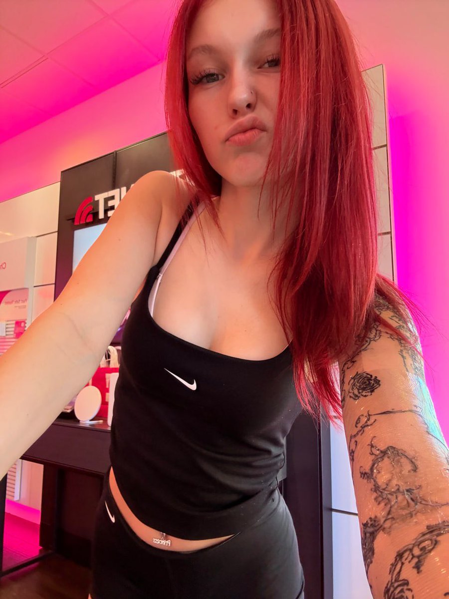 auroranightsz's tweet photo. drunk makeout session would save me rn https://t.co/YvhUZzBEB9